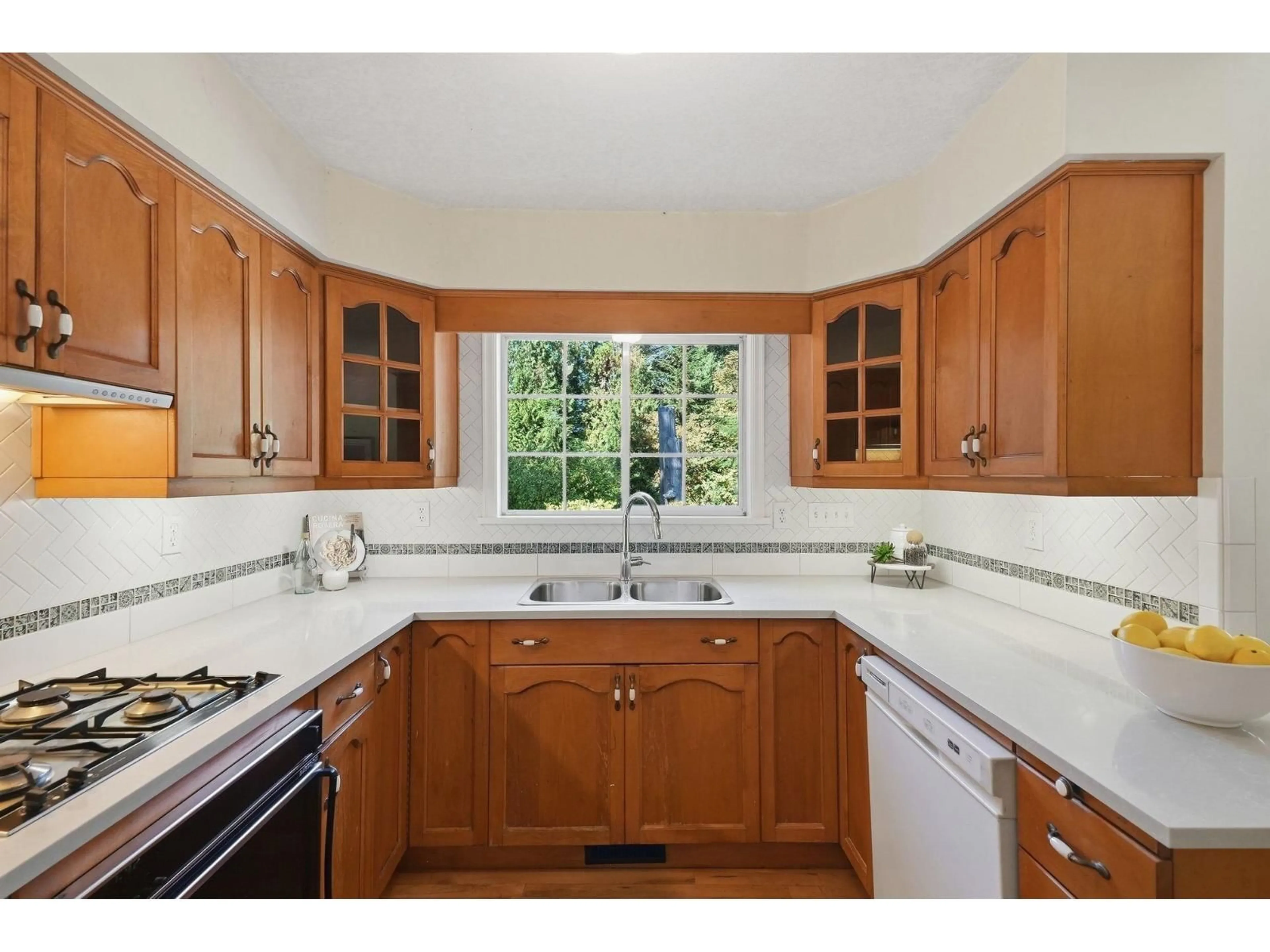 Standard kitchen, ceramic/tile floor for 10461 MAIN STREET, Delta British Columbia V4C2P7