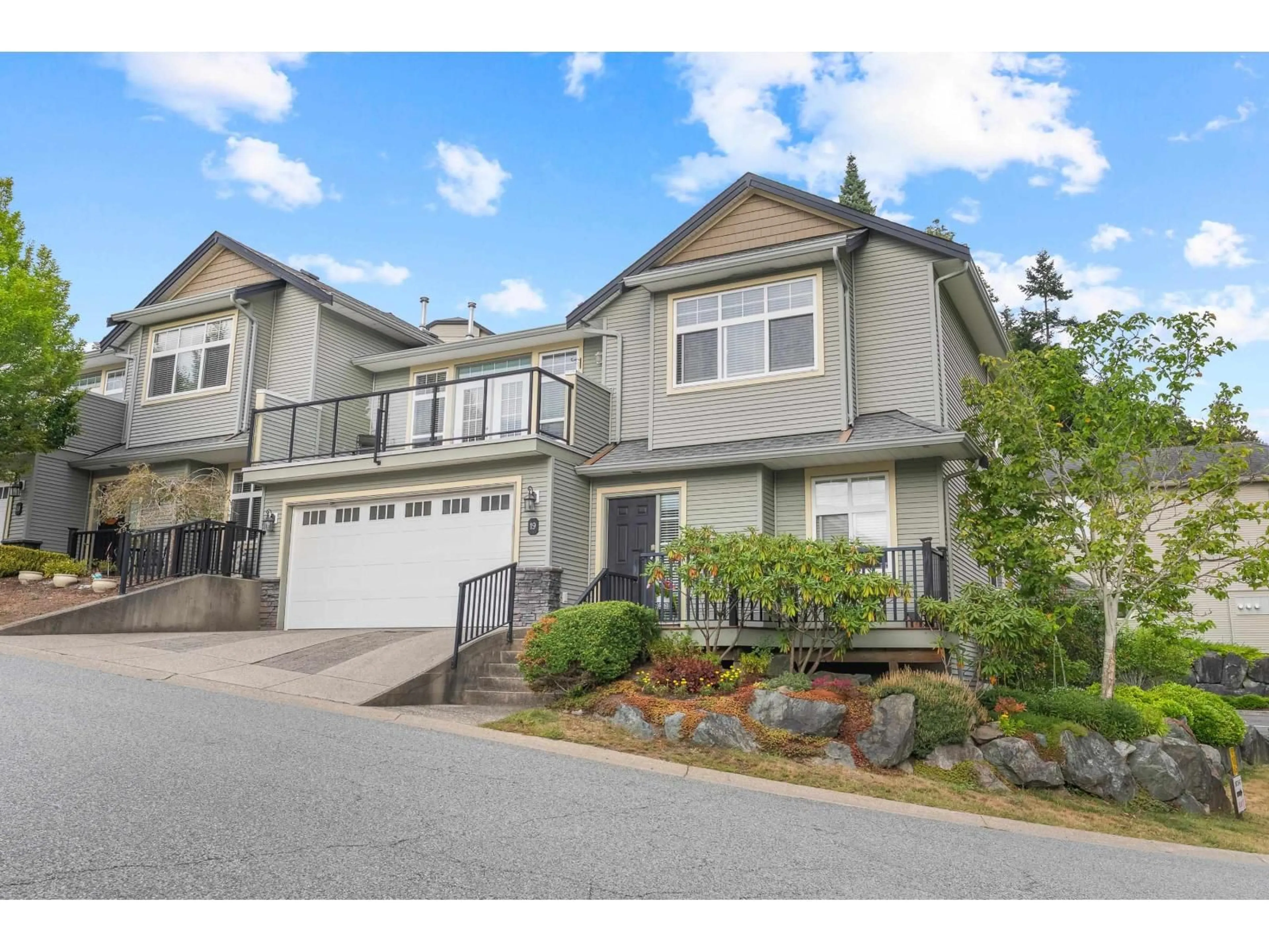Home with vinyl exterior material, street for 19 - 36260 MCKEE ROAD, Abbotsford British Columbia V3G0A9