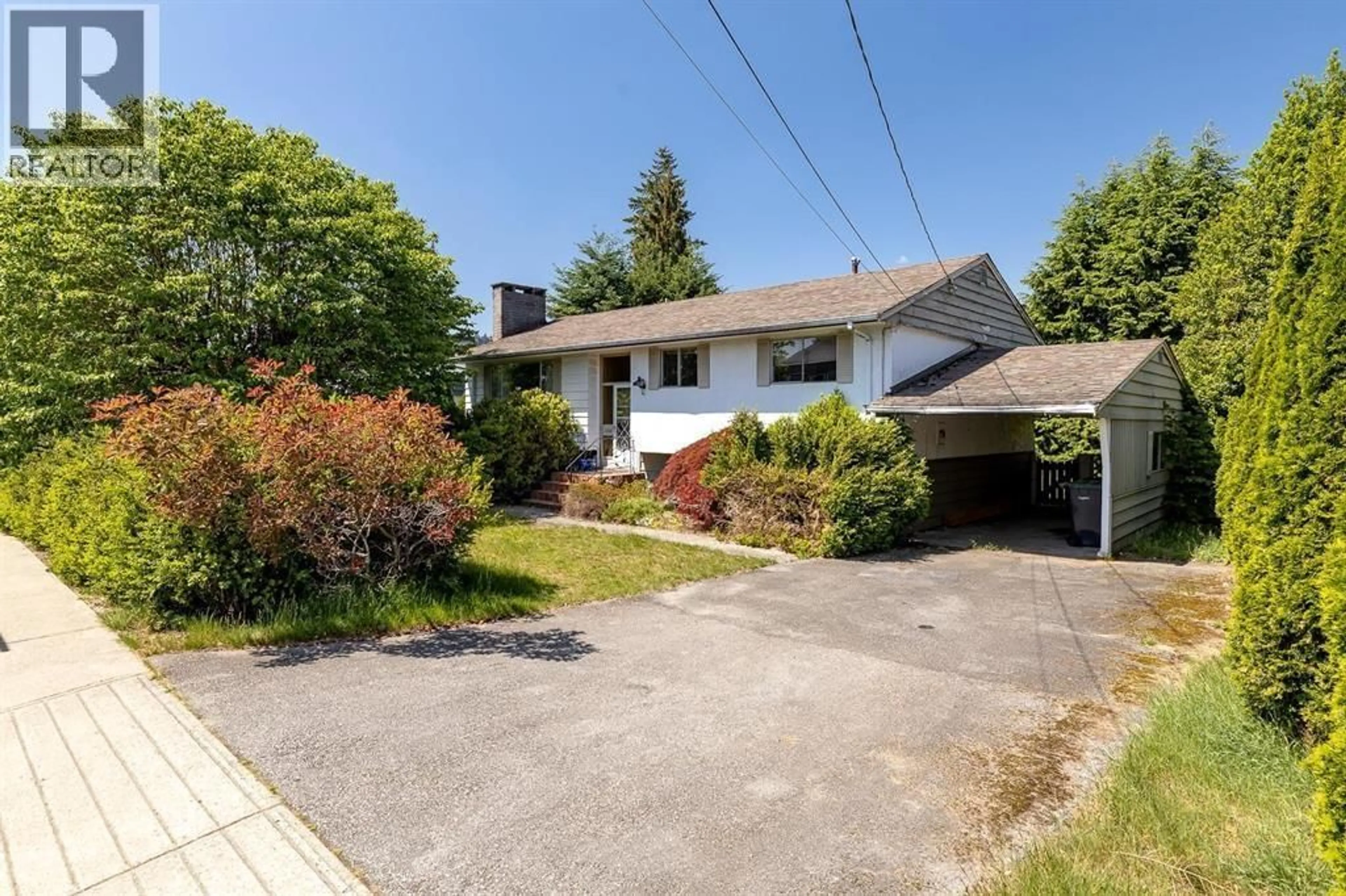 A pic from outside/outdoor area/front of a property/back of a property/a pic from drone, street for 711 MORRISON AVENUE, Coquitlam British Columbia V3J4H6