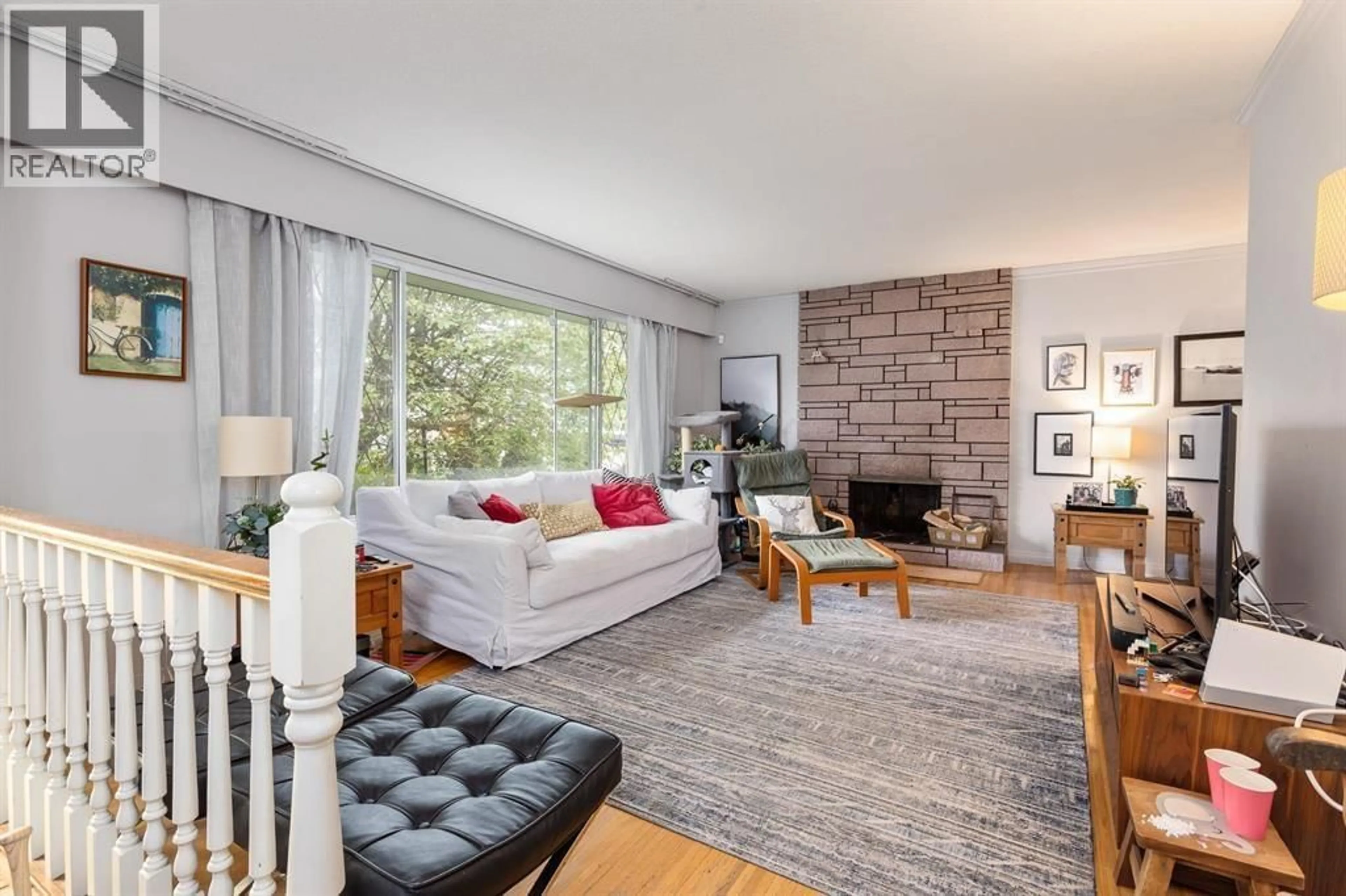 Living room with furniture, unknown for 711 MORRISON AVENUE, Coquitlam British Columbia V3J4H6