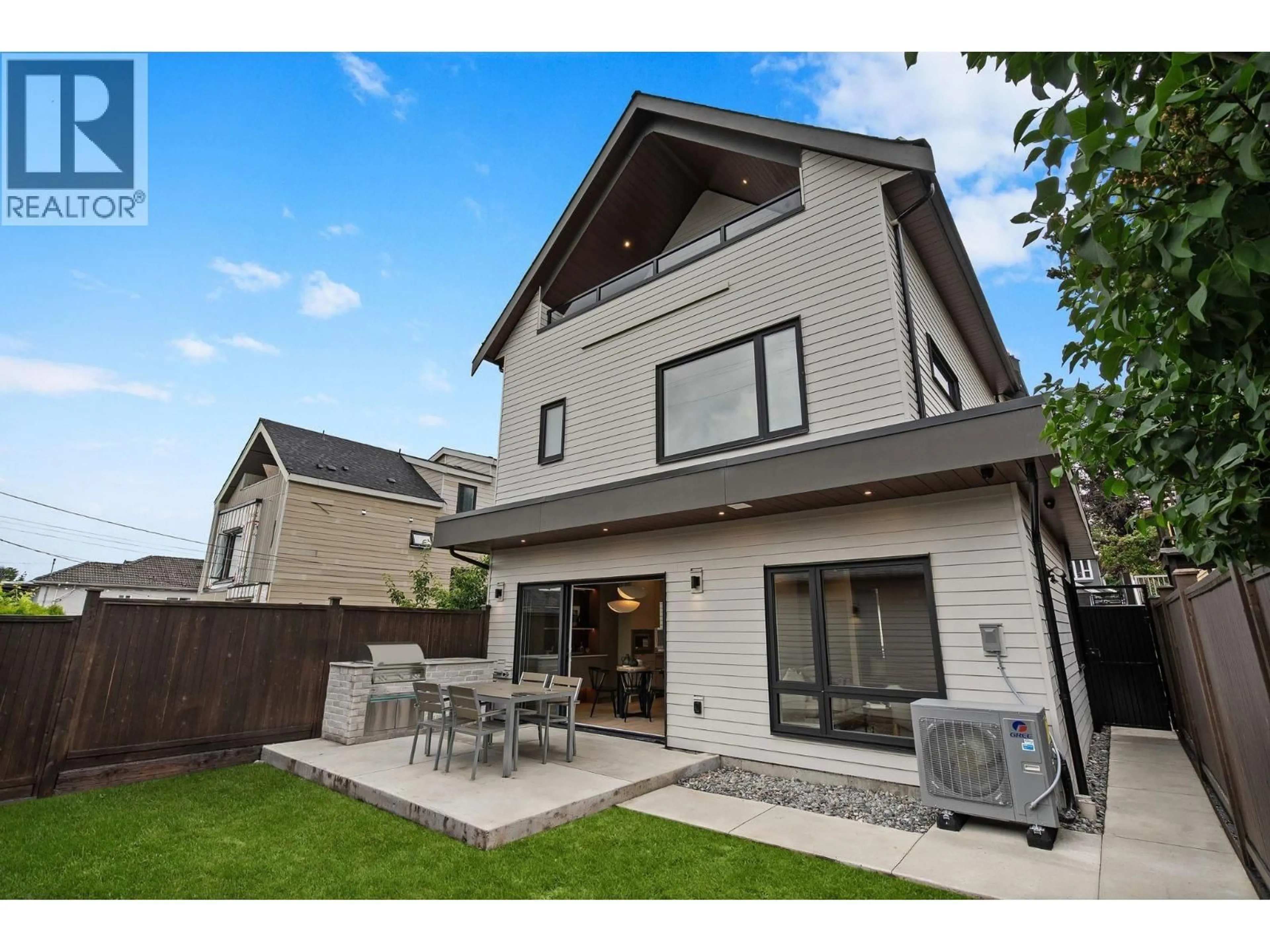 Unknown for 2 - 2211 WILLIAM STREET, Vancouver British Columbia V5L2S5