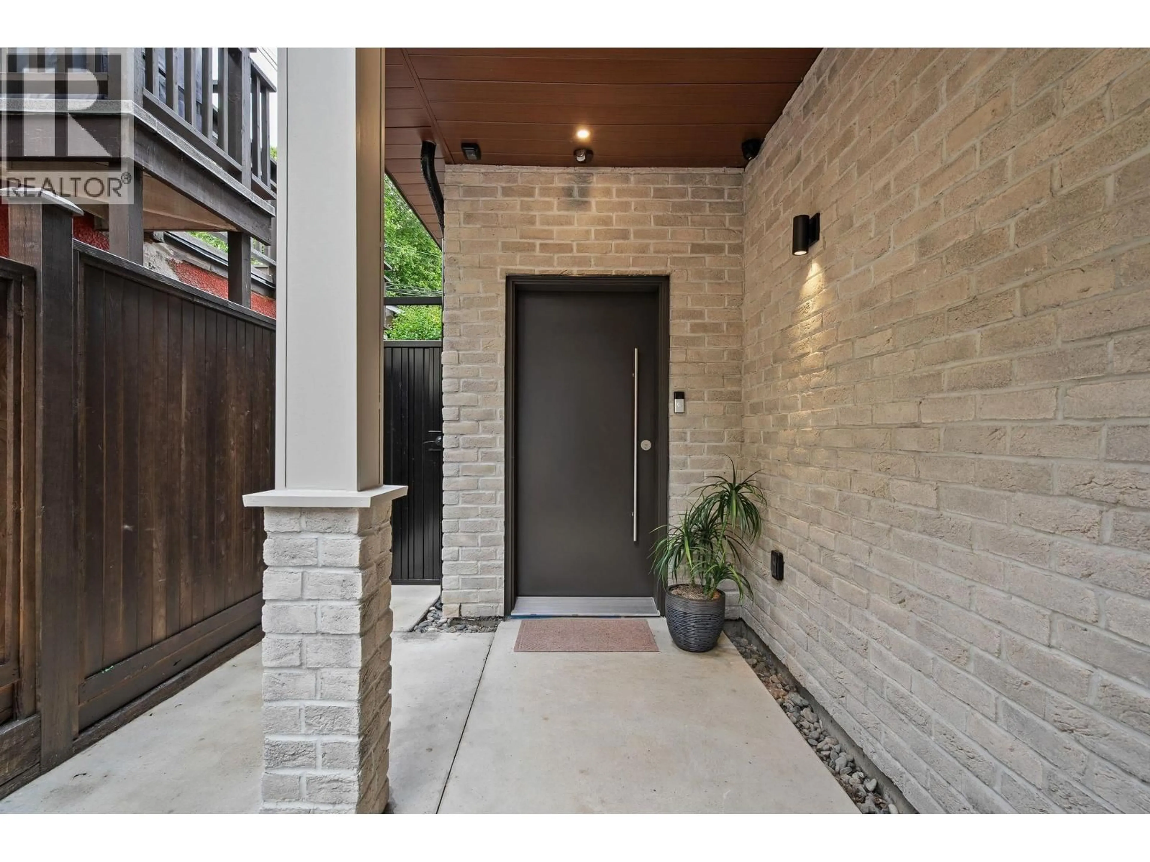 Indoor entryway for 2 - 2211 WILLIAM STREET, Vancouver British Columbia V5L2S5
