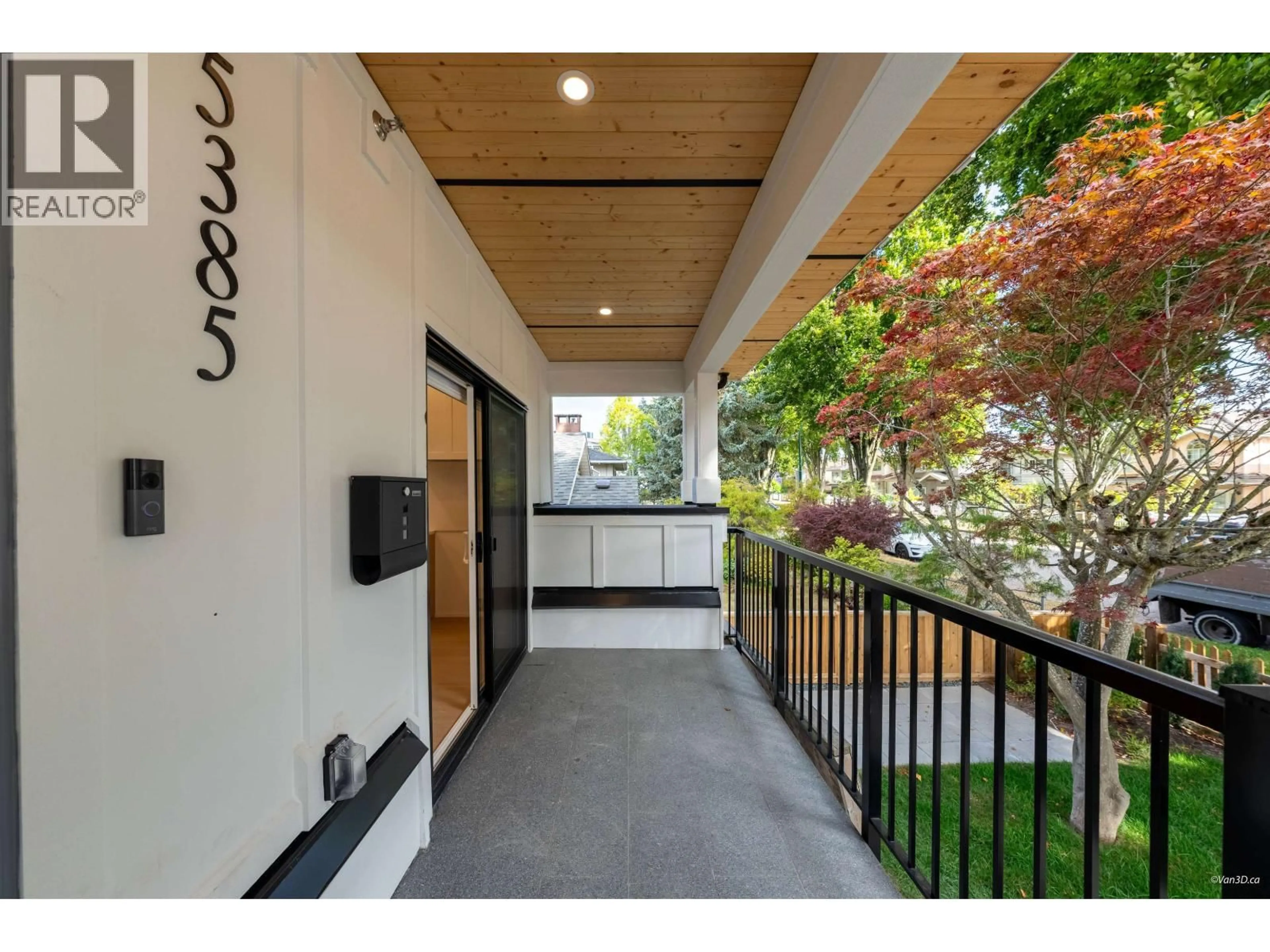 Indoor entryway for 2 - 5385 EARLES STREET, Vancouver British Columbia V5R3S2