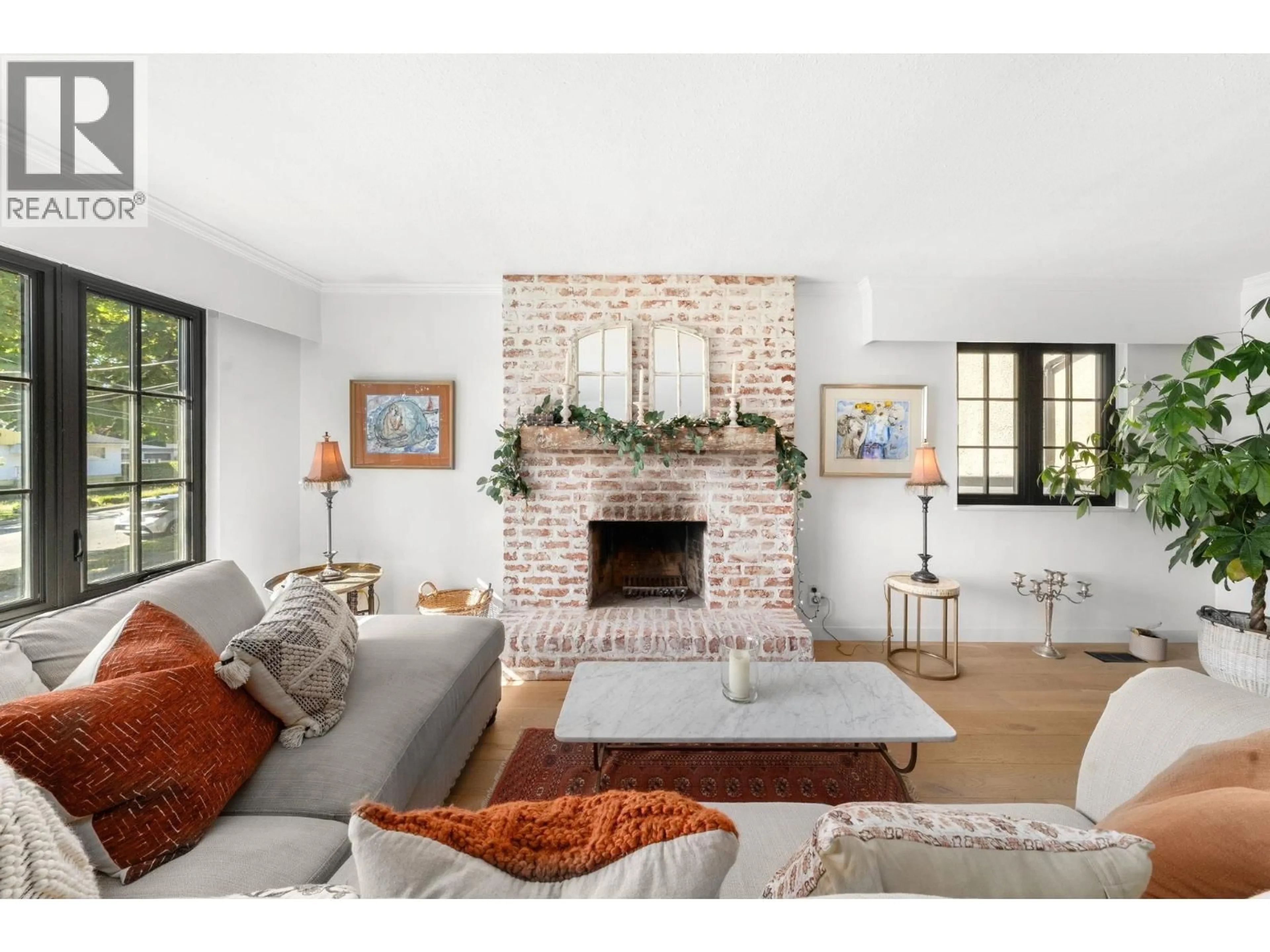Living room with furniture, unknown for 626 13TH STREET, North Vancouver British Columbia V7L2M5