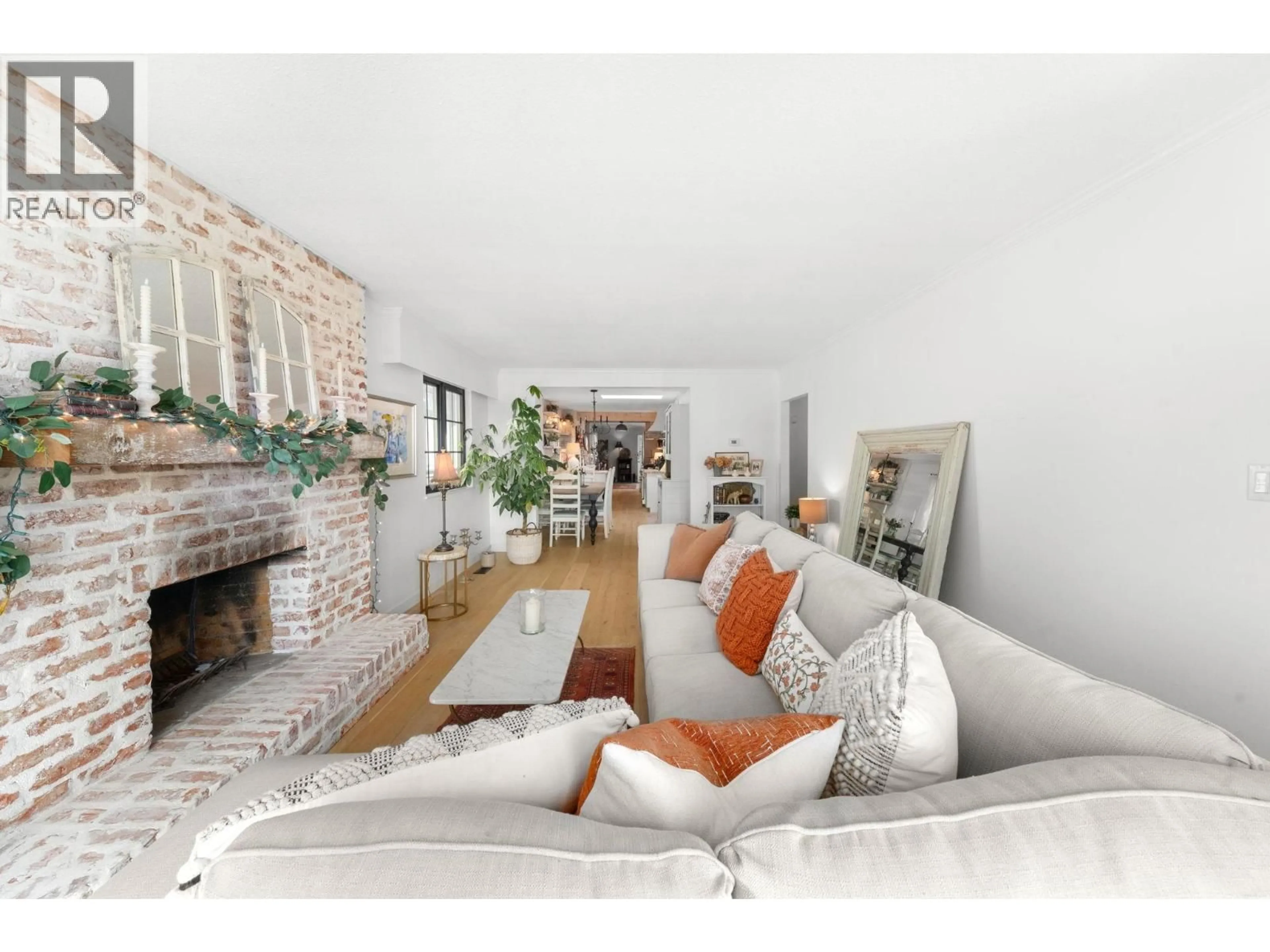 Living room with furniture, unknown for 626 13TH STREET, North Vancouver British Columbia V7L2M5