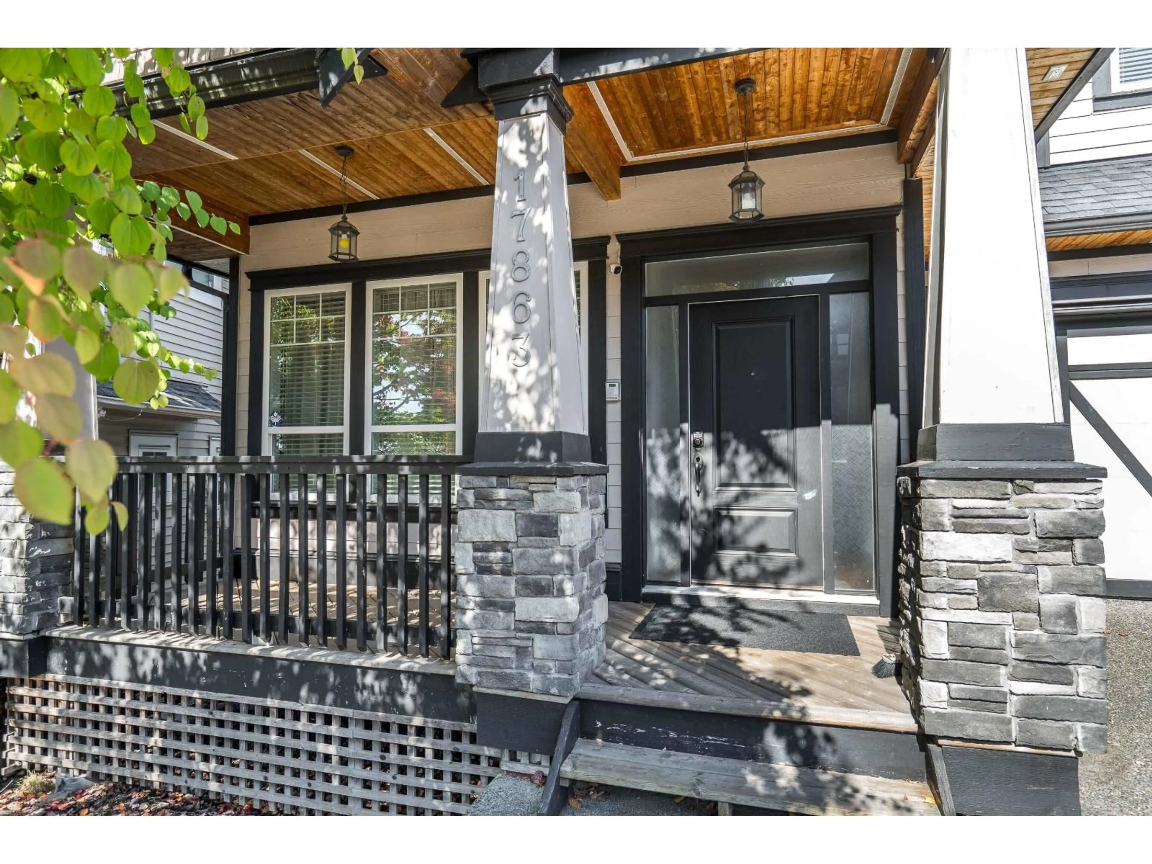 Indoor entryway for 17863 71A AVENUE, Surrey British Columbia V3S0Z7