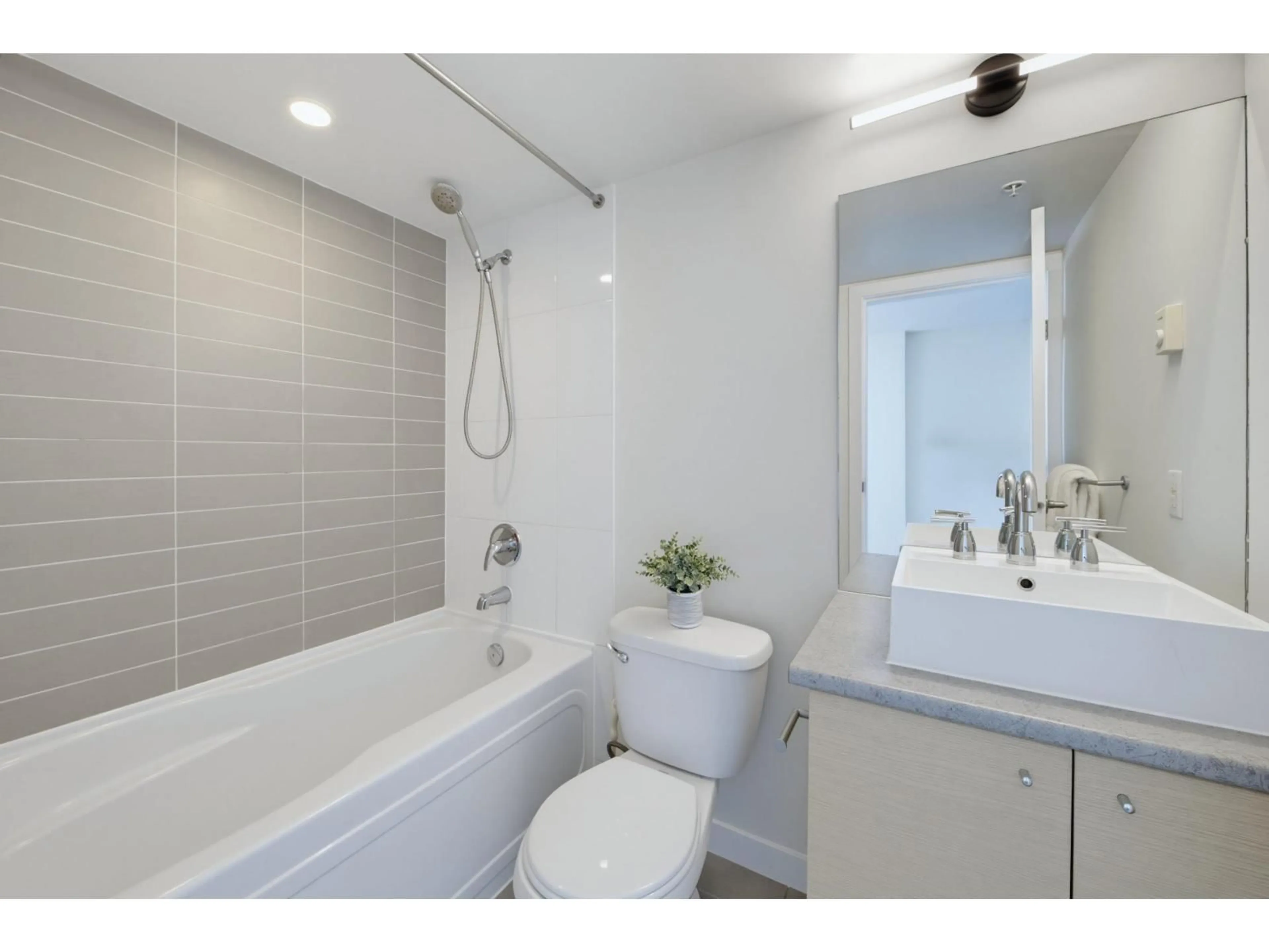 Standard bathroom, ceramic/tile floor for 1007 - 13618 100 AVENUE, Surrey British Columbia V3T0A8