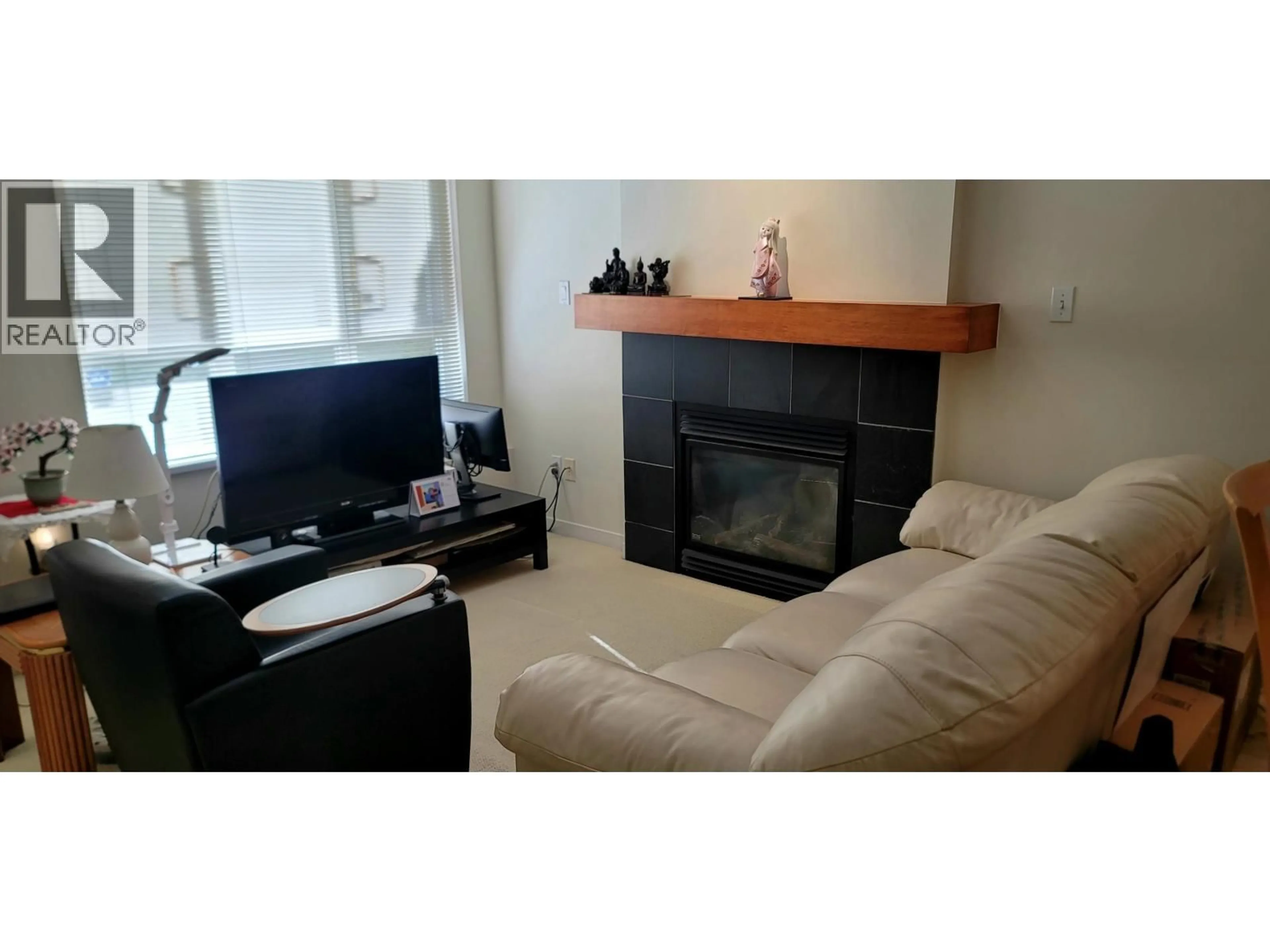 Living room with furniture, wood/laminate floor for 3238 54TH AVENUE, Vancouver British Columbia V5S4W7