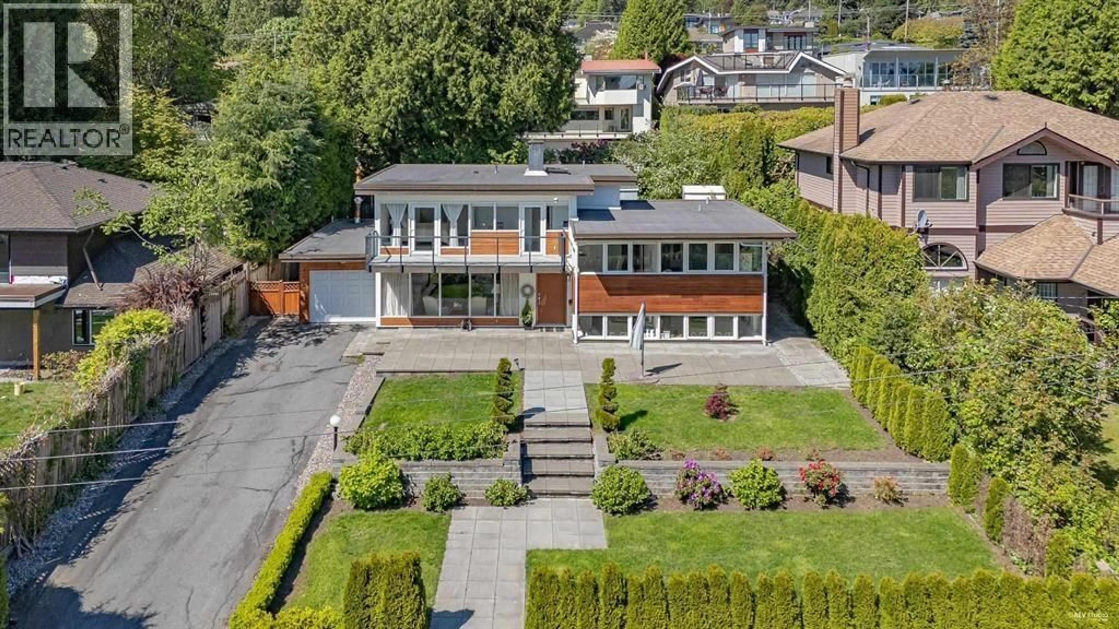 A pic from outside/outdoor area/front of a property/back of a property/a pic from drone, street for 1555 LAWSON AVENUE, West Vancouver British Columbia V7V2C8