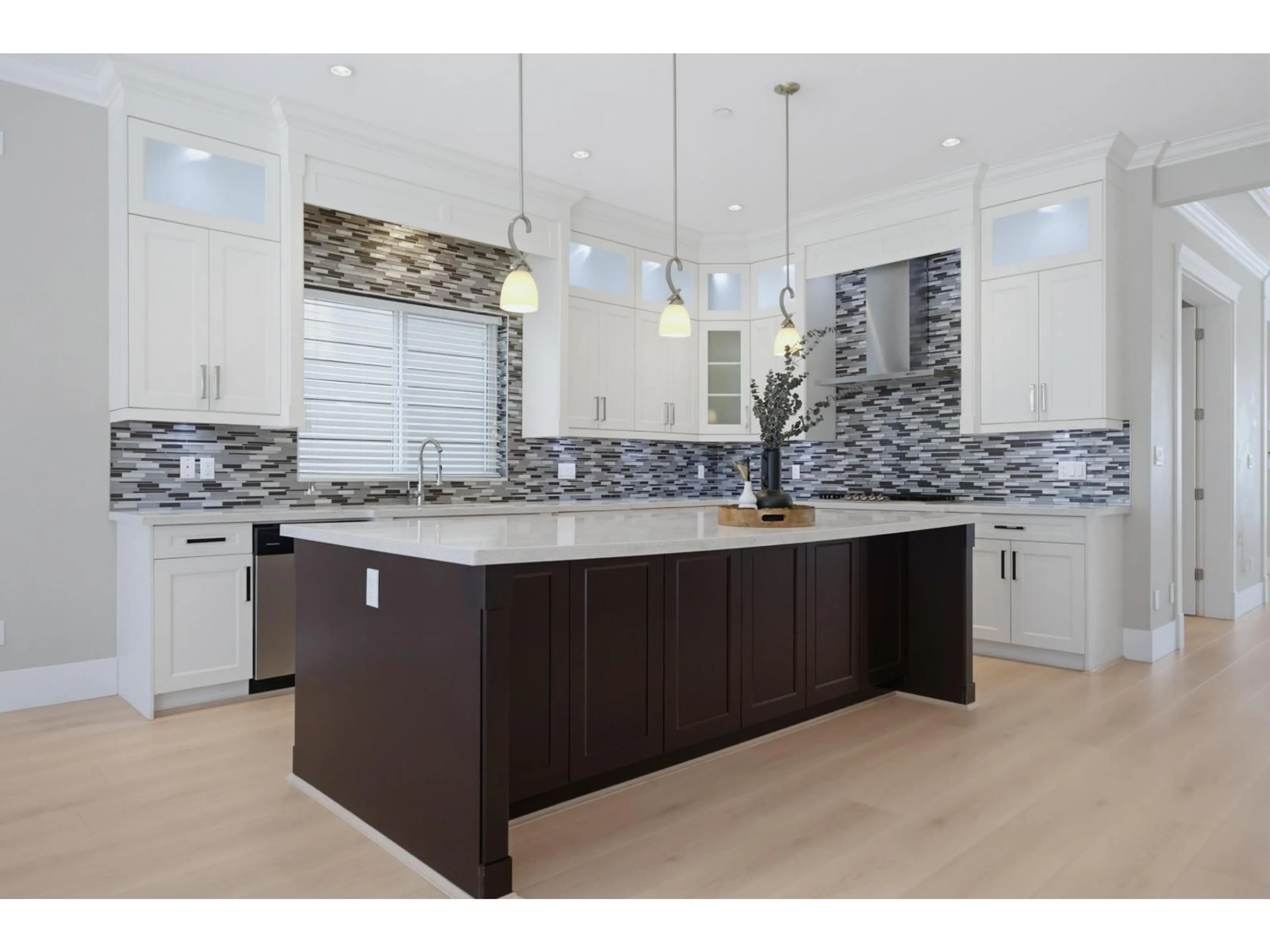 Contemporary kitchen, ceramic/tile floor for 3 - 1426 FINLAY STREET, White Rock British Columbia V4B4L5