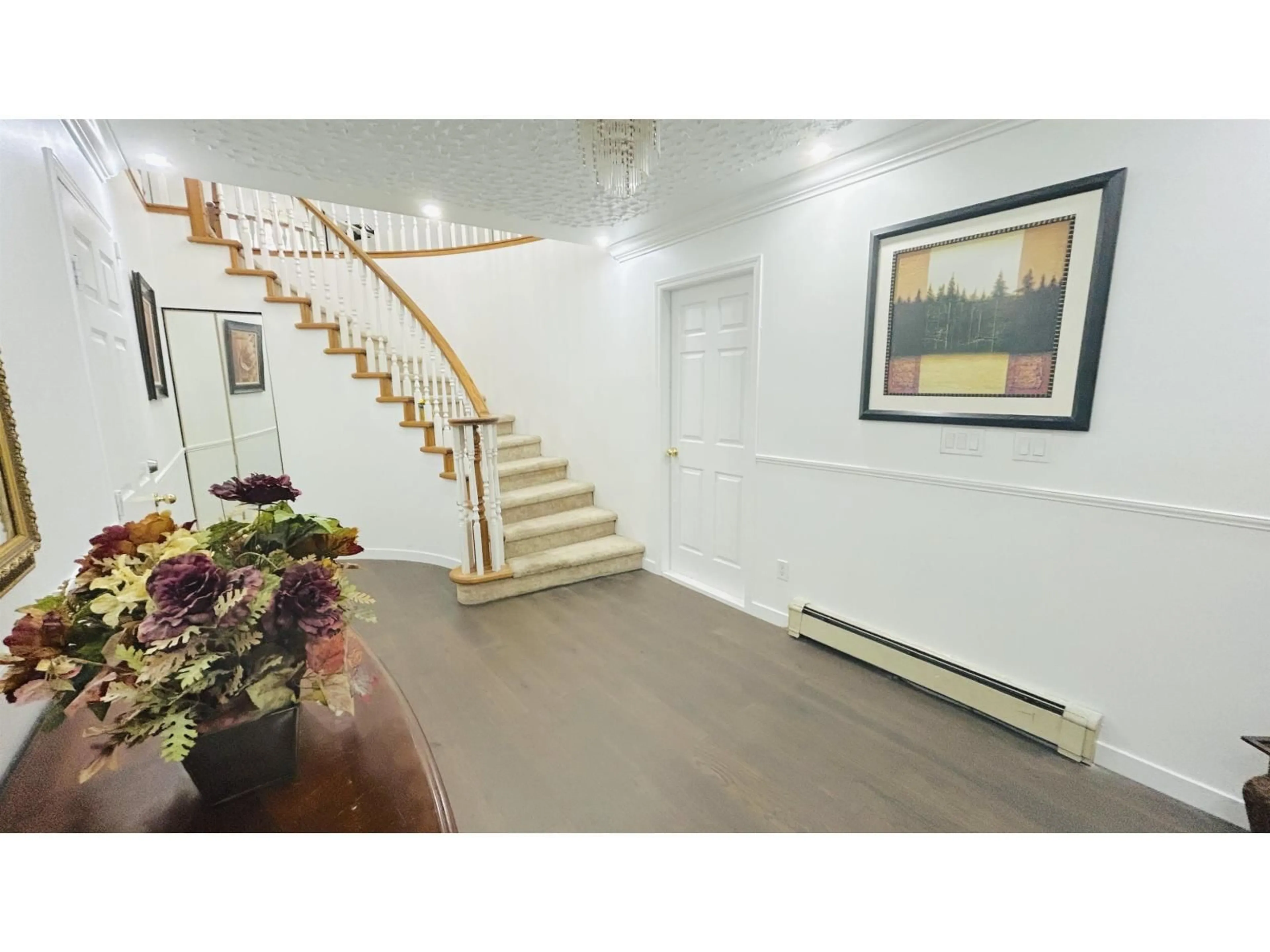 Indoor foyer for 14962 96A AVENUE, Surrey British Columbia V3R9V6