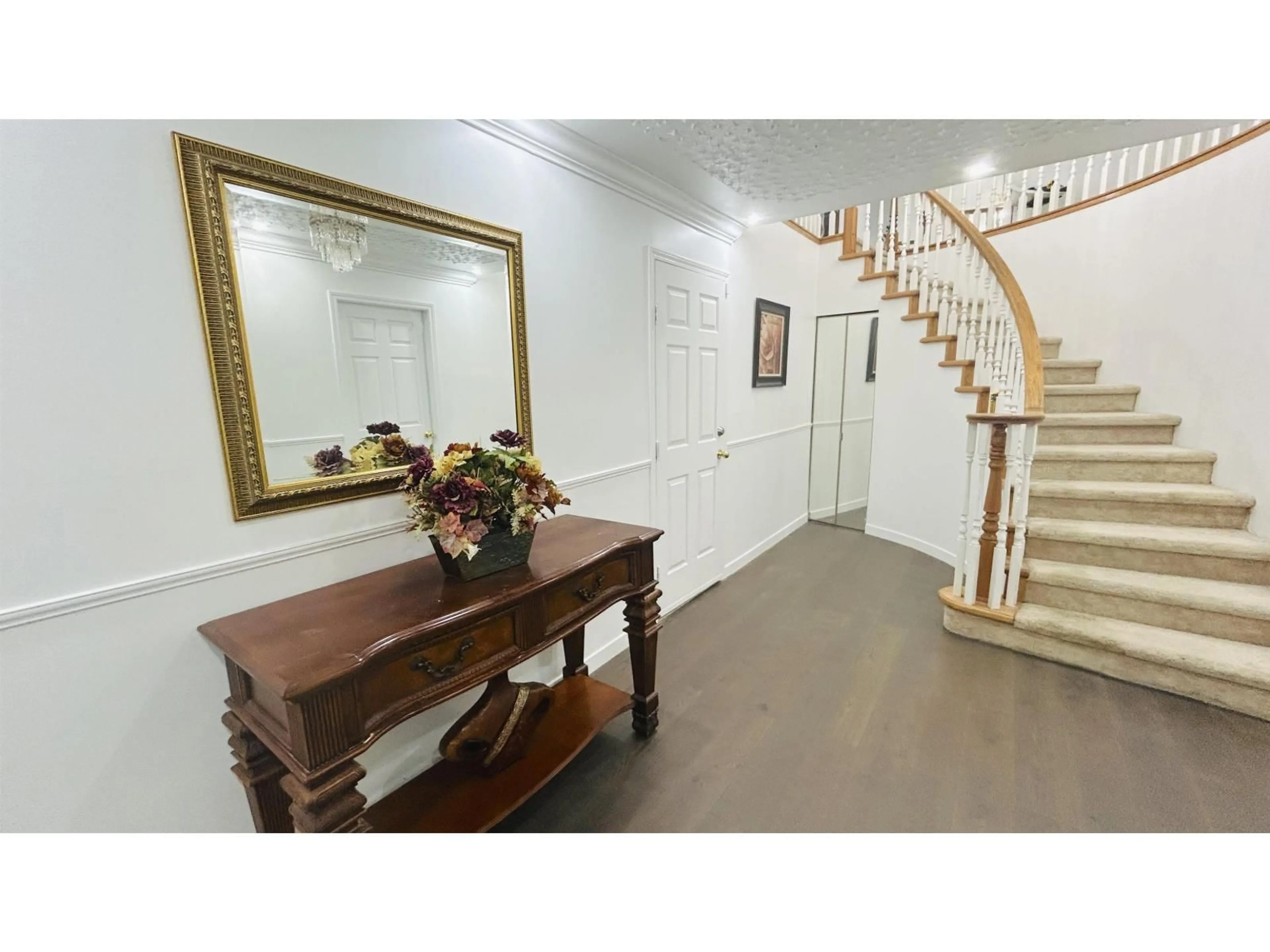 Indoor foyer for 14962 96A AVENUE, Surrey British Columbia V3R9V6