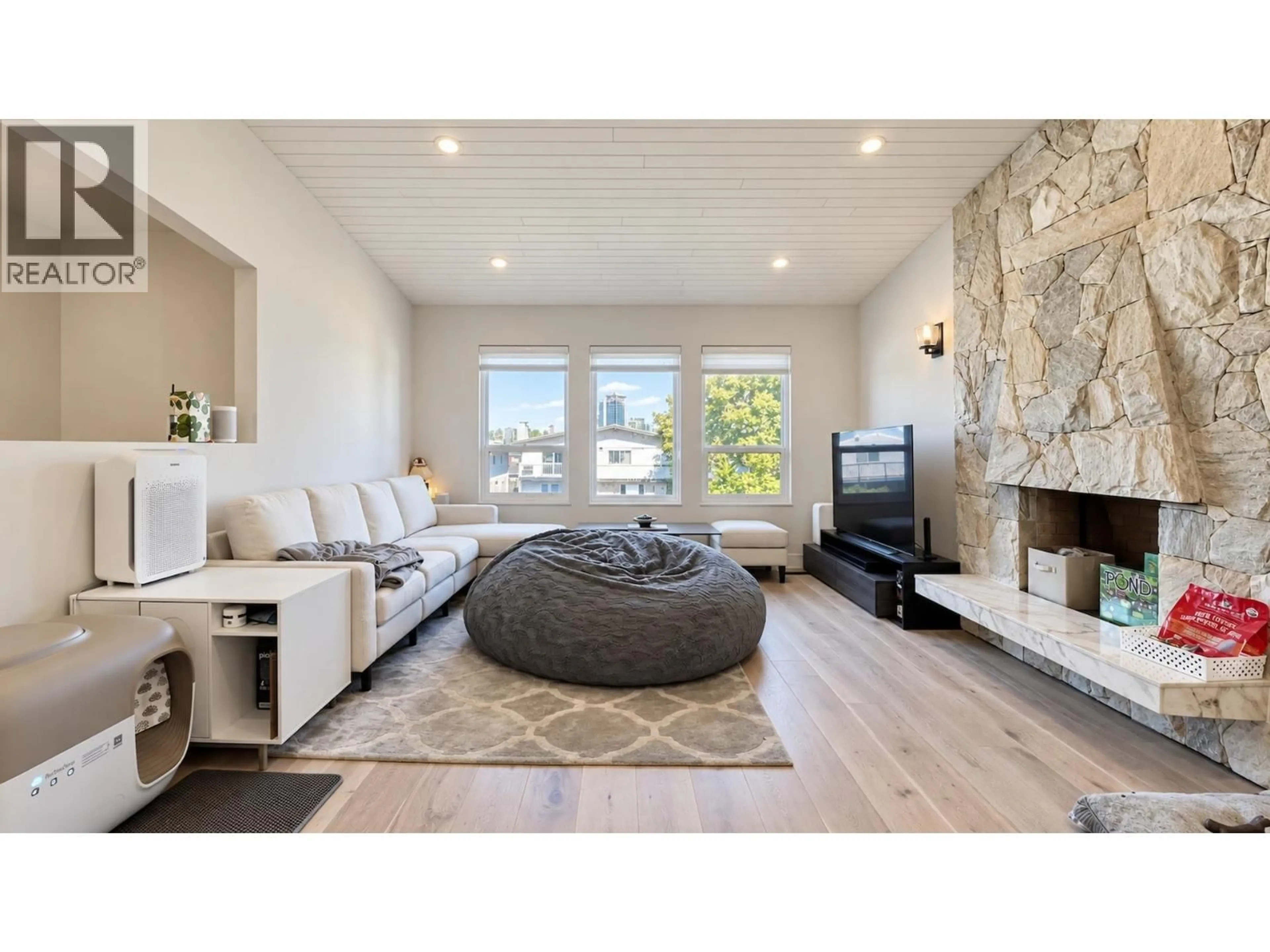 Living room with furniture, unknown for 5298 SCHOU STREET, Burnaby British Columbia V5G4L1