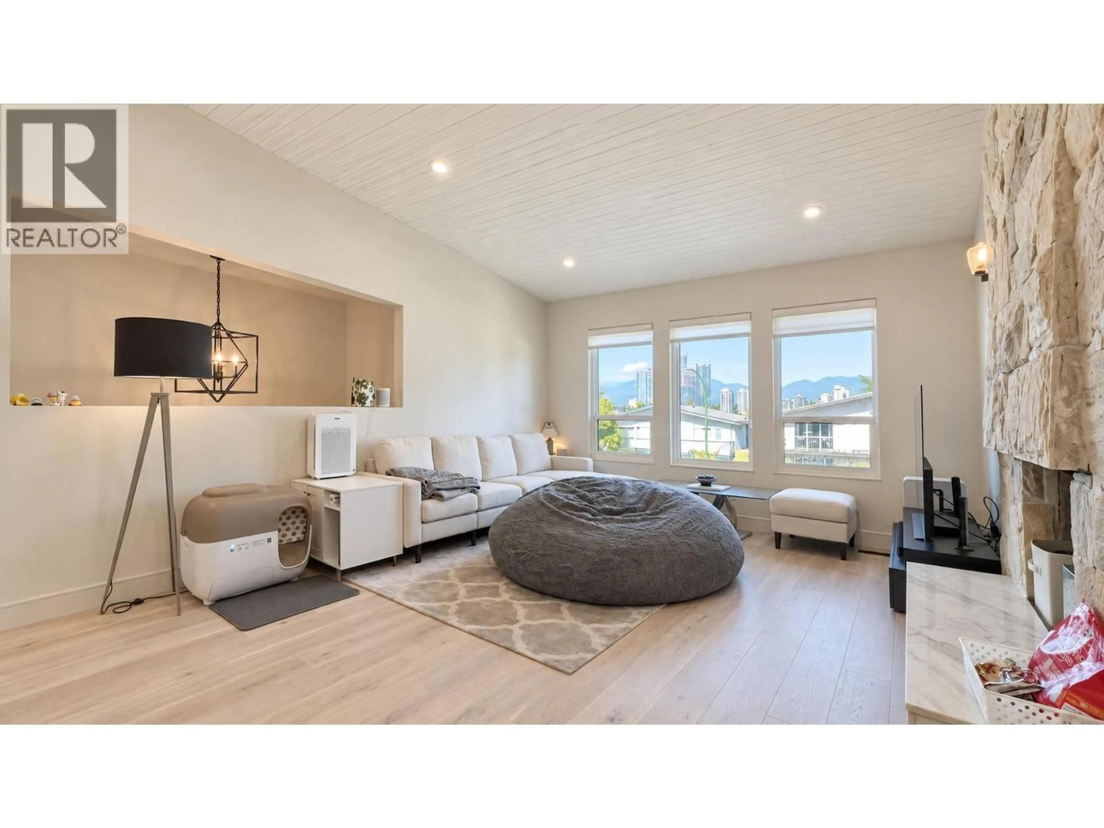 Living room with furniture, unknown for 5298 SCHOU STREET, Burnaby British Columbia V5G4L1