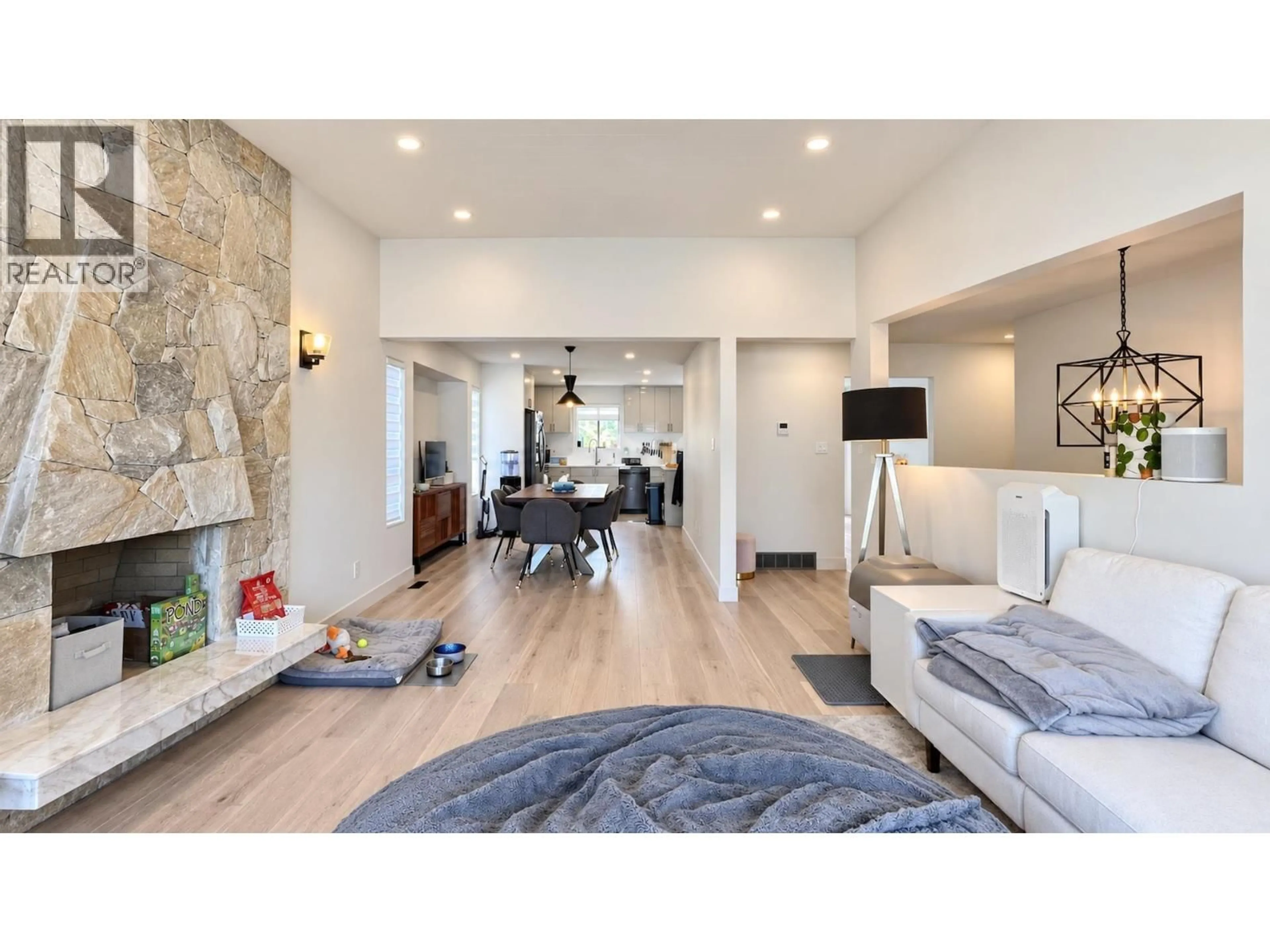 Living room with furniture, unknown for 5298 SCHOU STREET, Burnaby British Columbia V5G4L1
