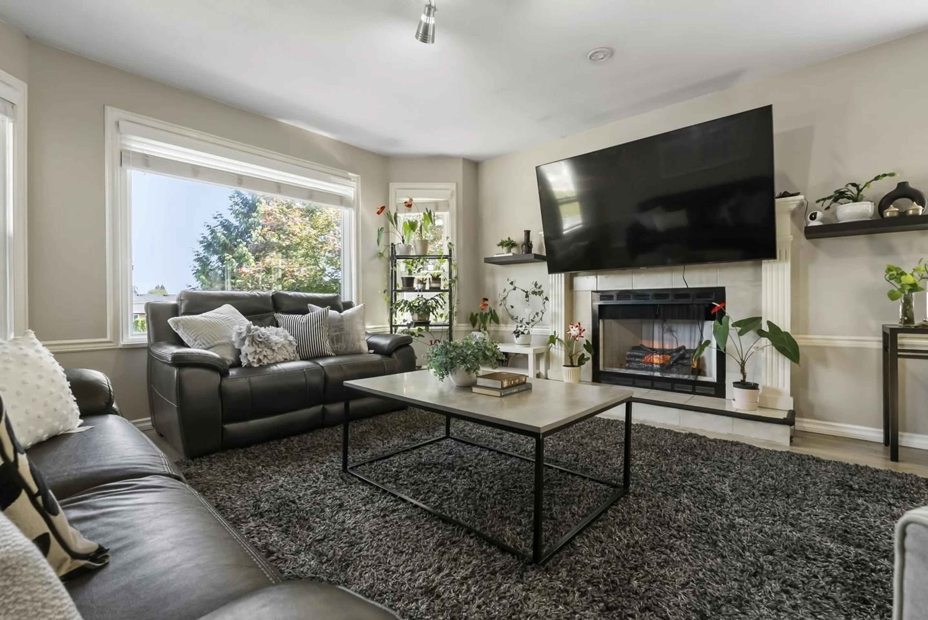 Living room with furniture, unknown for 9511 160 STREET, Surrey British Columbia V4N2N9