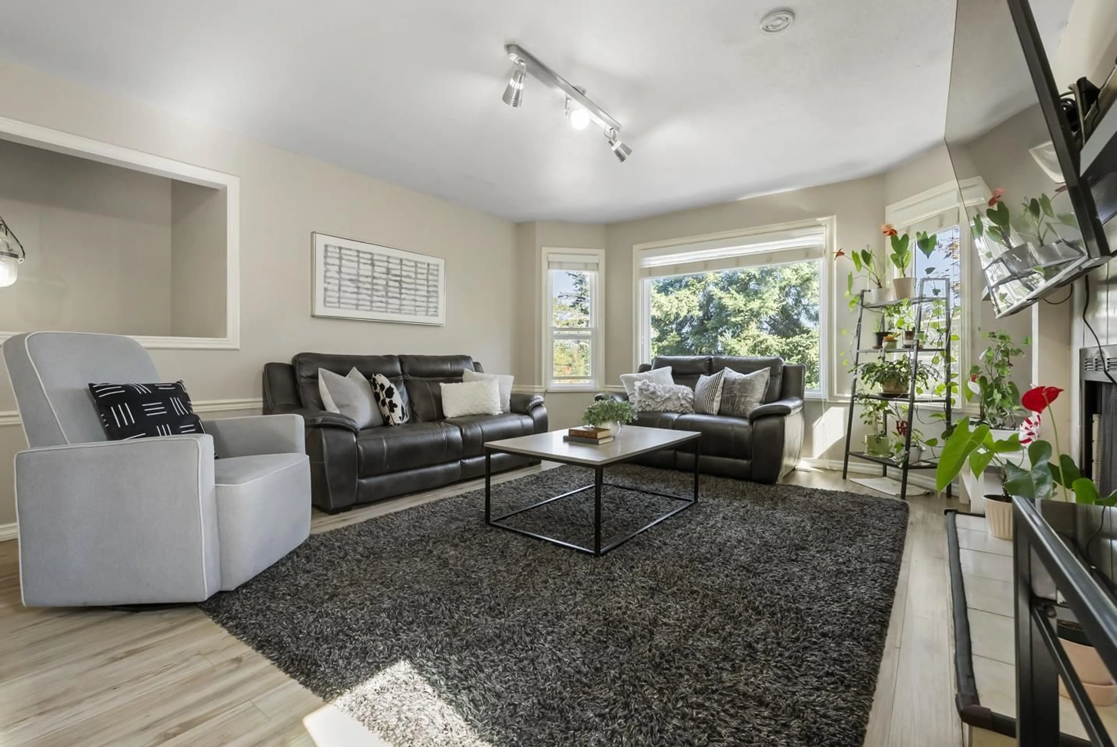 Living room with furniture, carpet floor for 9511 160 STREET, Surrey British Columbia V4N2N9