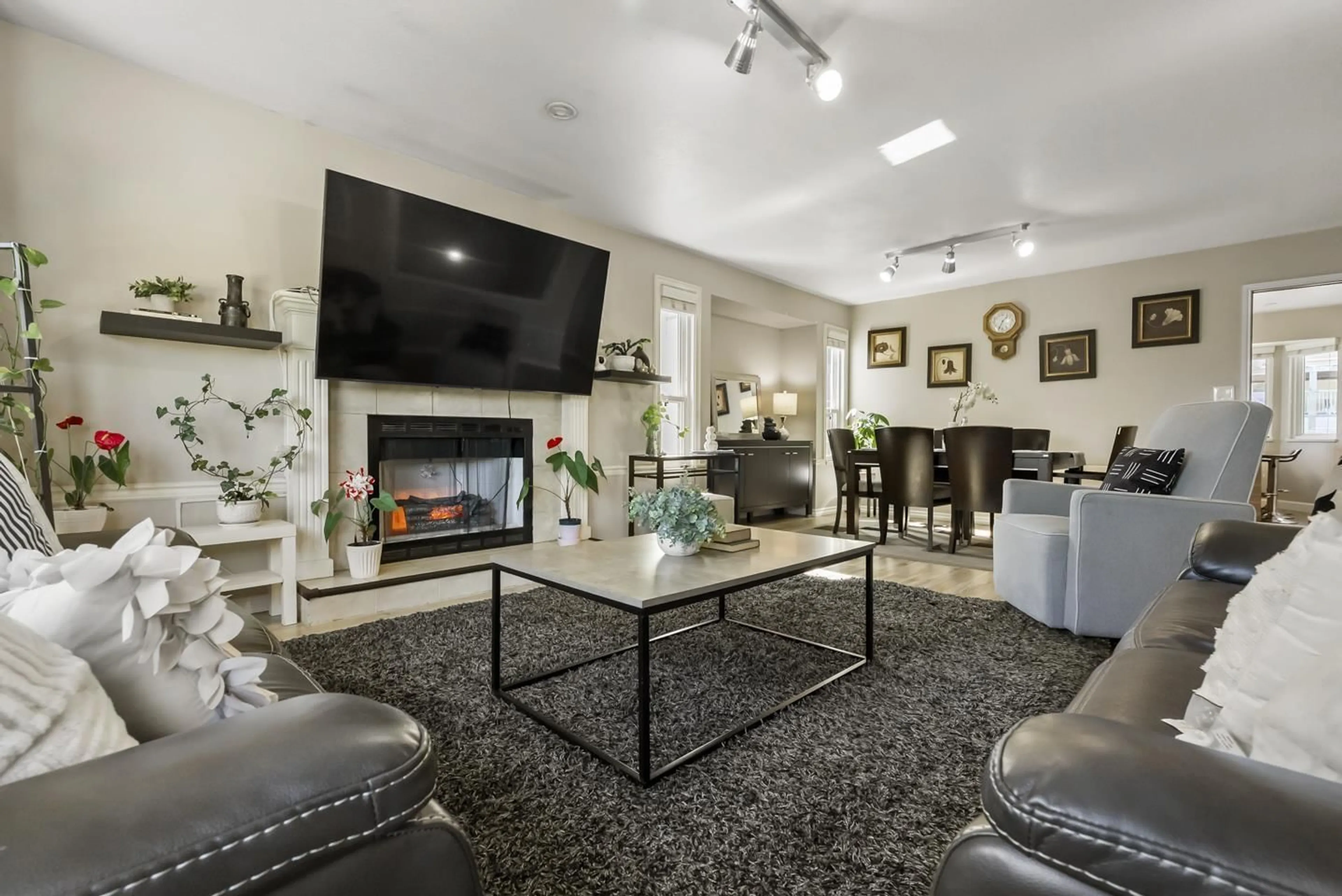 Living room with furniture, unknown for 9511 160 STREET, Surrey British Columbia V4N2N9