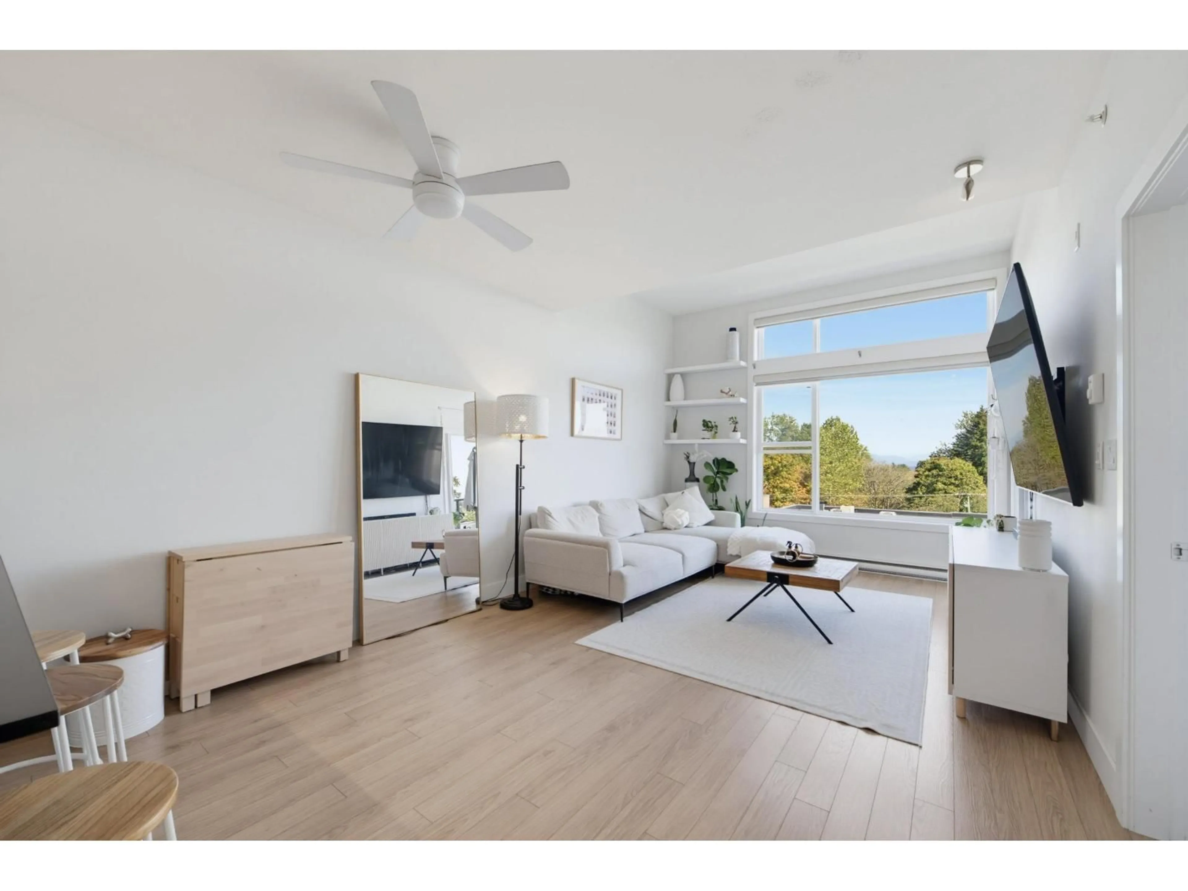 Living room with furniture, wood/laminate floor for 429 - 15956 86A AVENUE, Surrey British Columbia V4N6N8