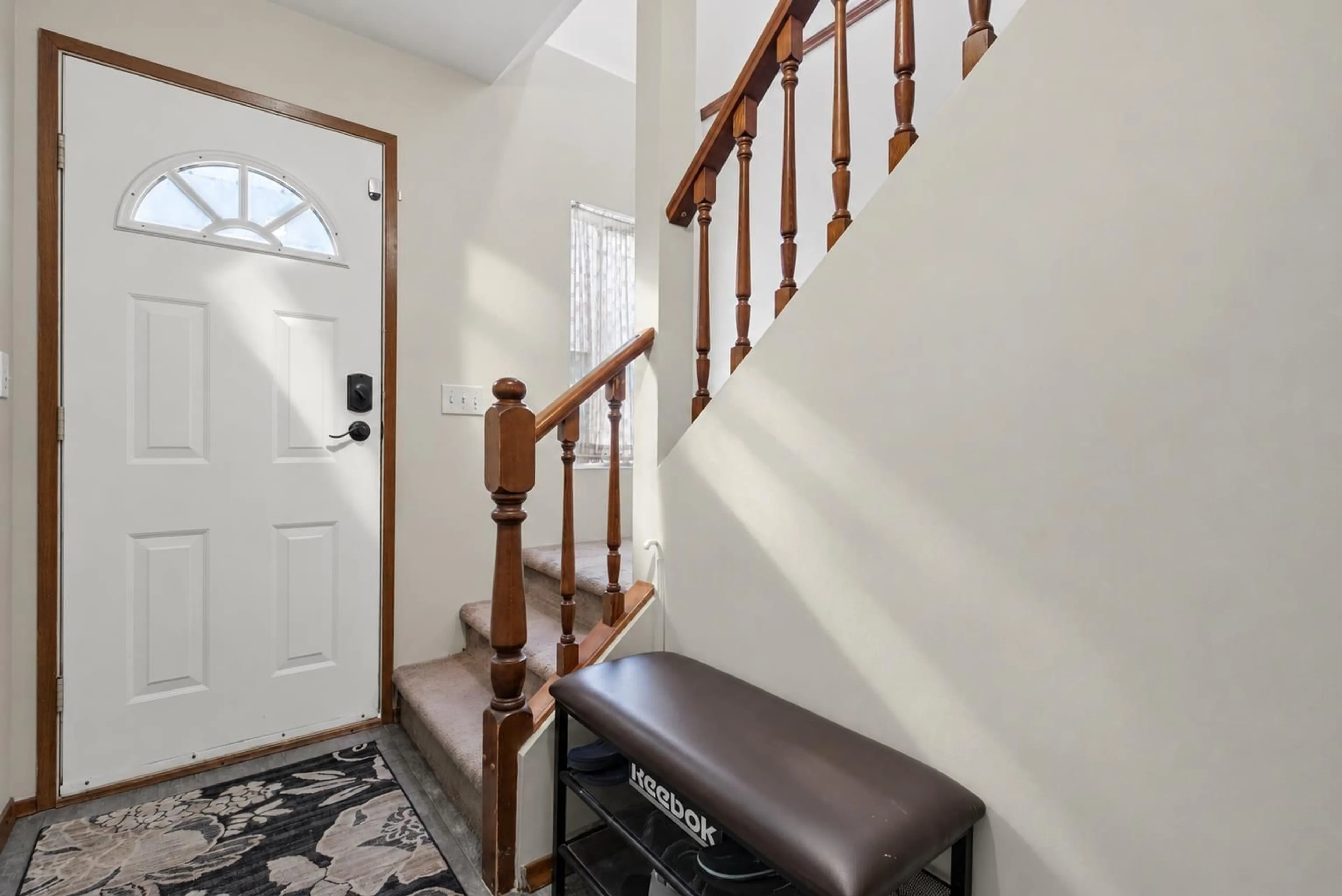Indoor entryway for 14287 73A AVENUE, Surrey British Columbia V3W2R9