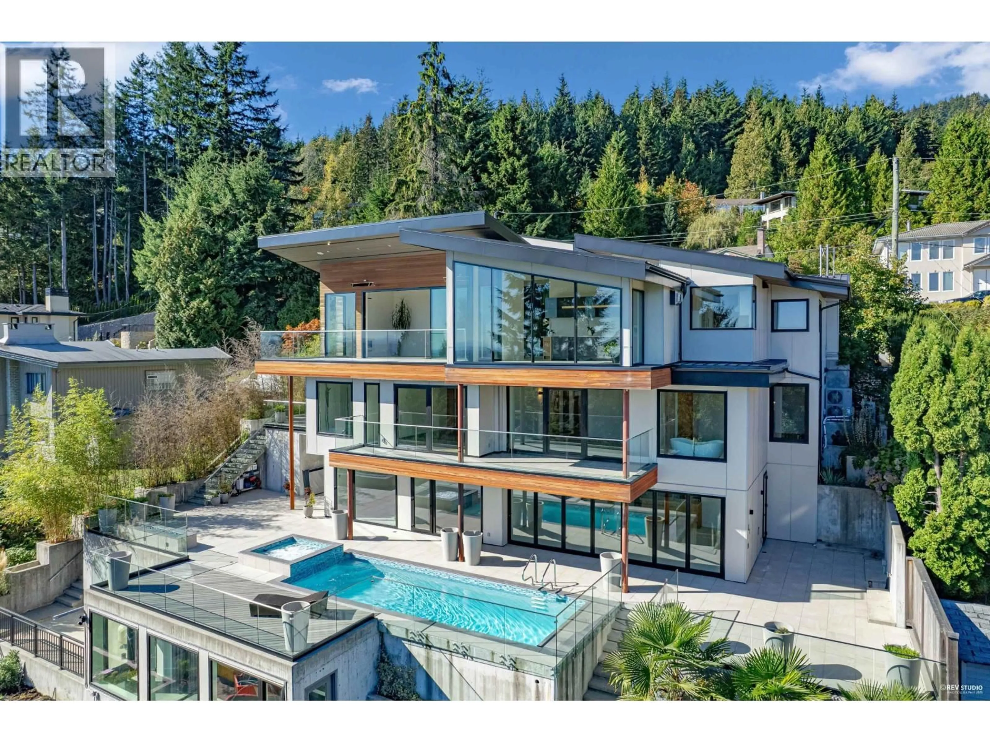 A pic from outside/outdoor area/front of a property/back of a property/a pic from drone, unknown for 535 CRAIGMOHR DRIVE, West Vancouver British Columbia V7S1W8