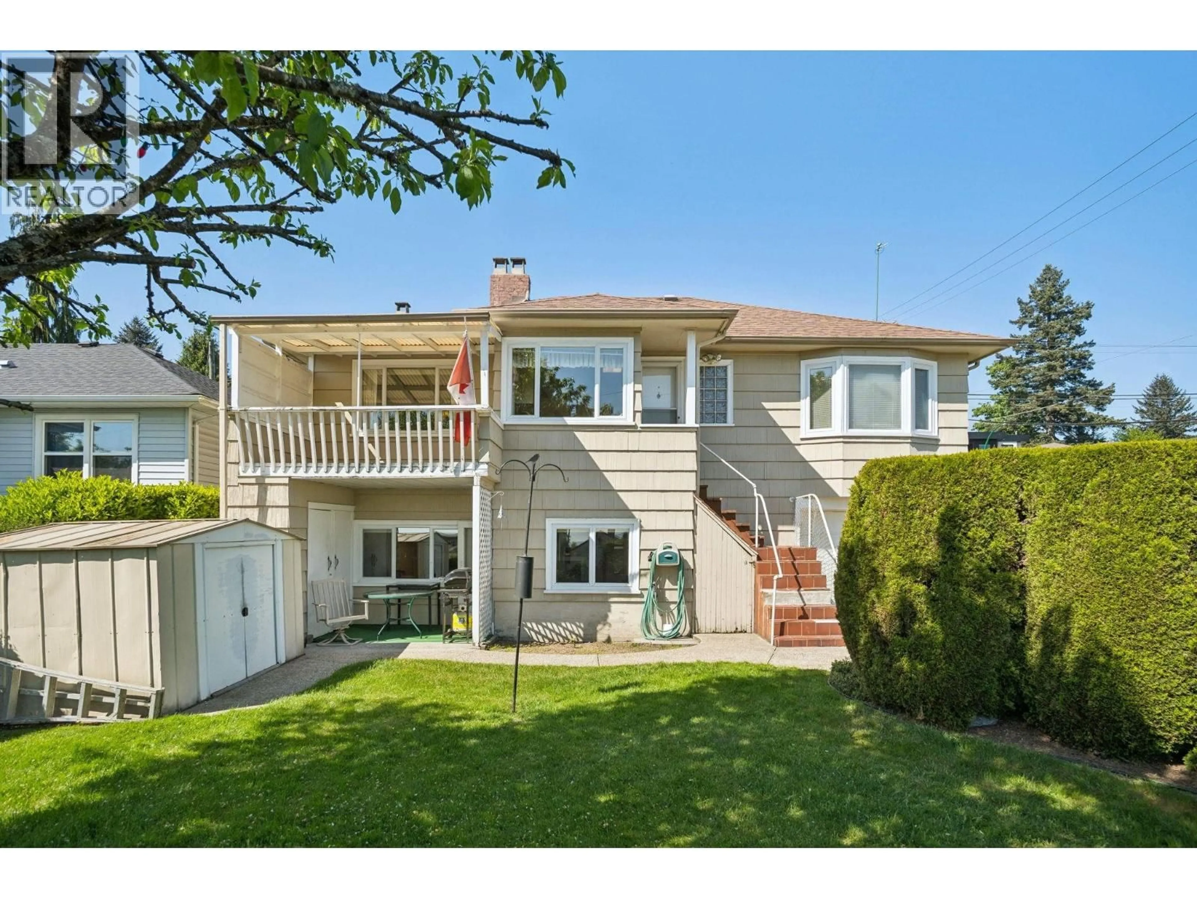 A pic from outside/outdoor area/front of a property/back of a property/a pic from drone, street for 657 KEITH ROAD, North Vancouver British Columbia V7L1W4