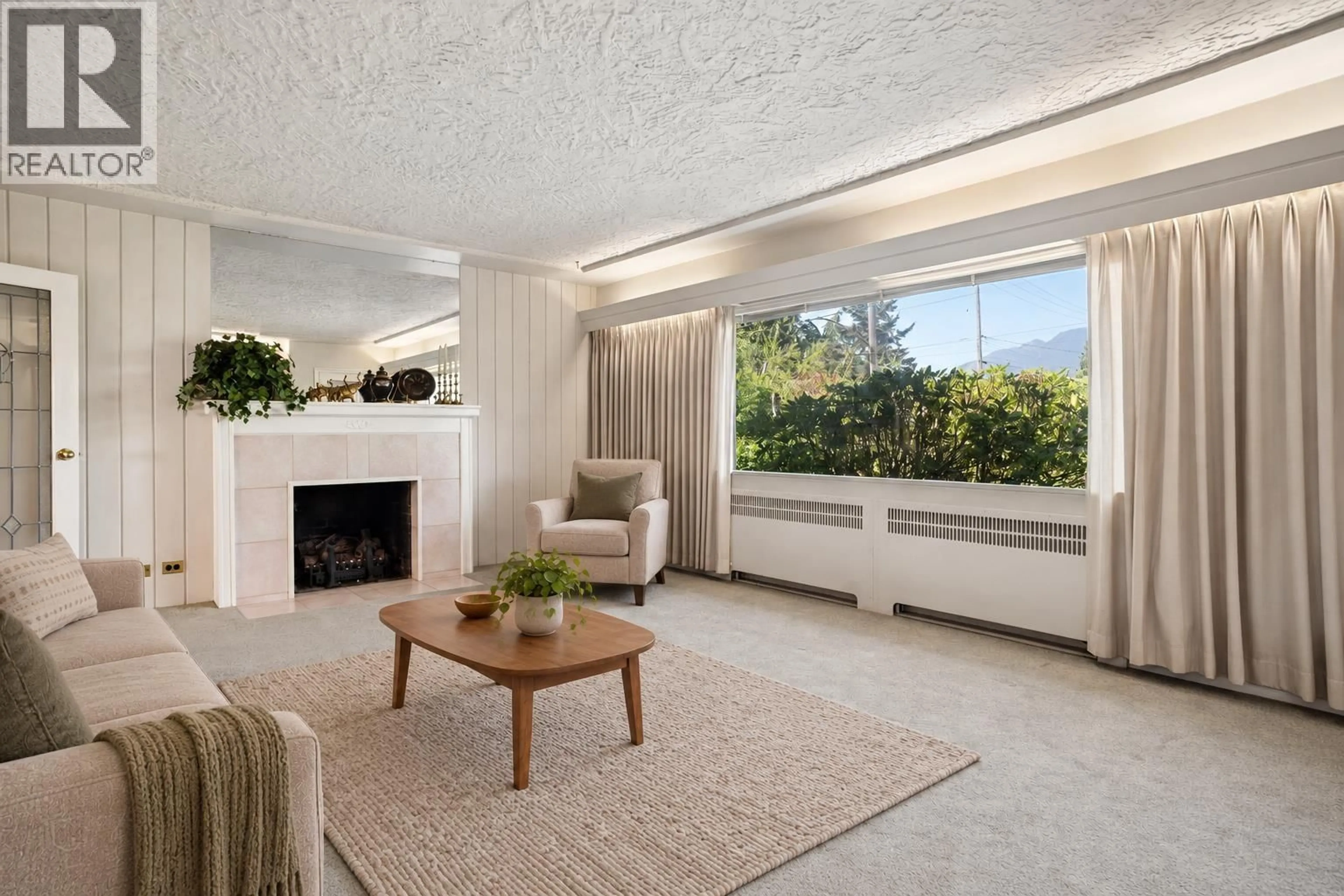 Living room with furniture, unknown for 657 KEITH ROAD, North Vancouver British Columbia V7L1W4