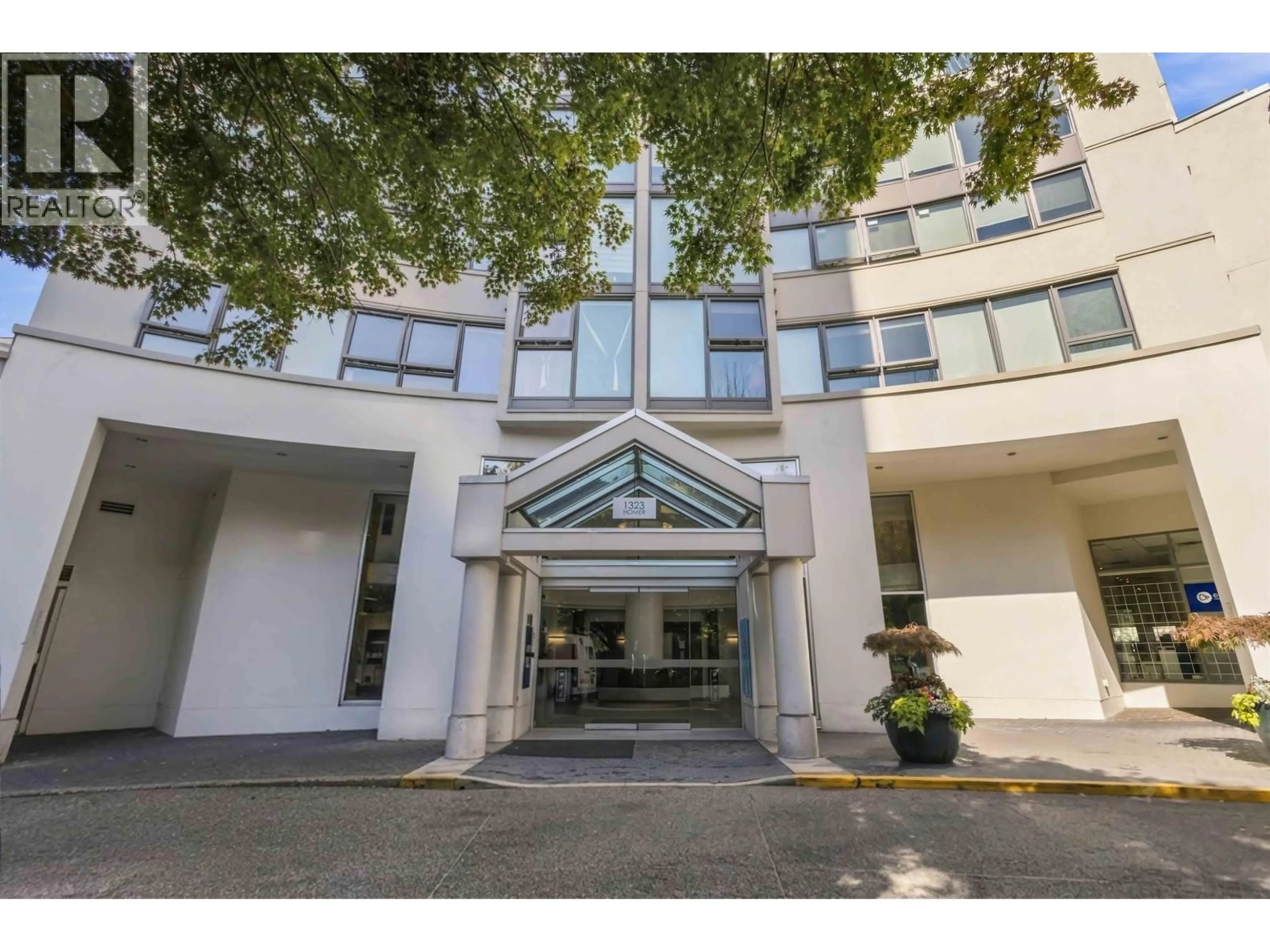 Indoor foyer for 608 - 1323 HOMER STREET, Vancouver British Columbia V6B5T1