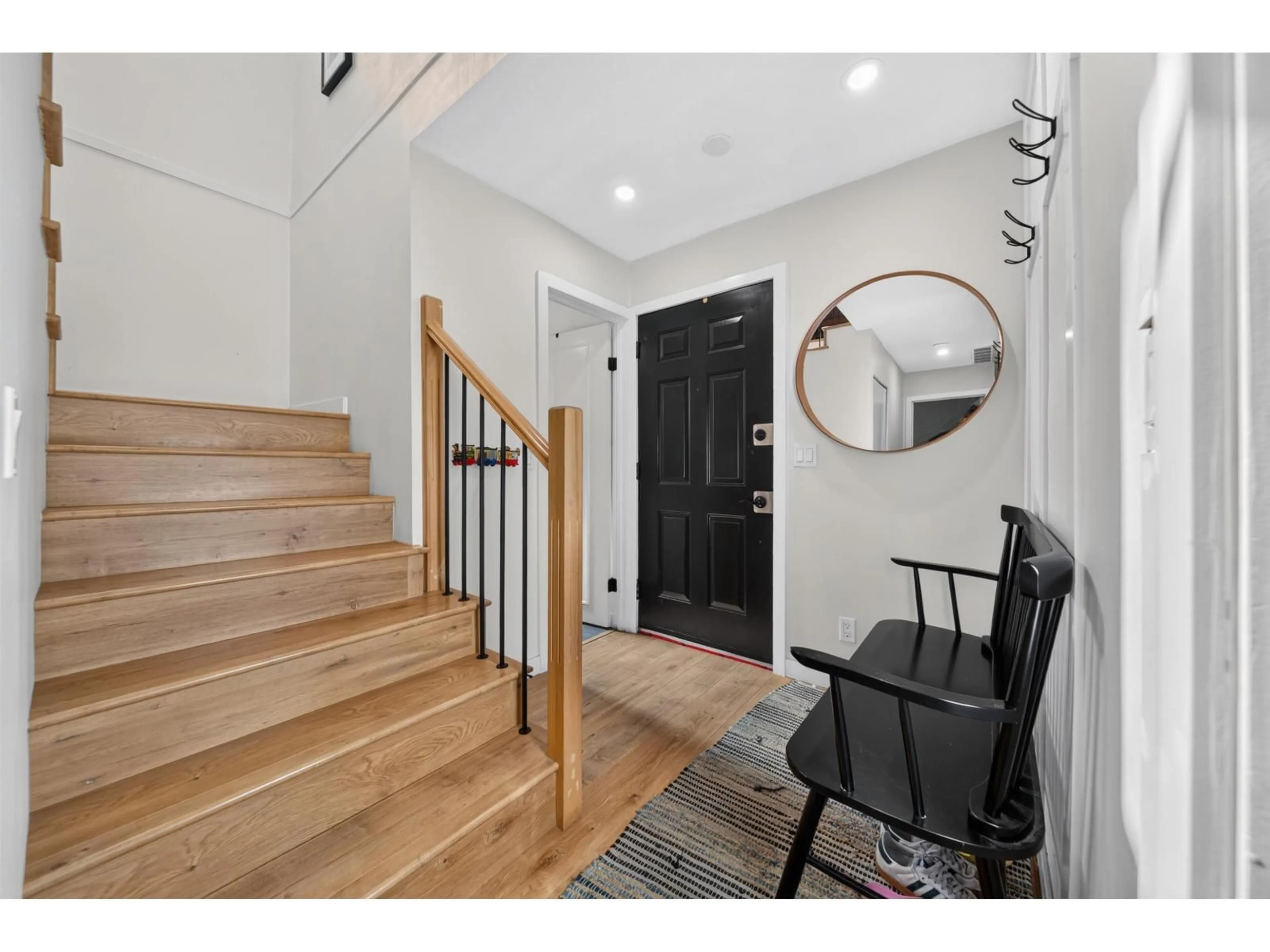 Indoor entryway for 7674 125 STREET, Surrey British Columbia V3W7W4