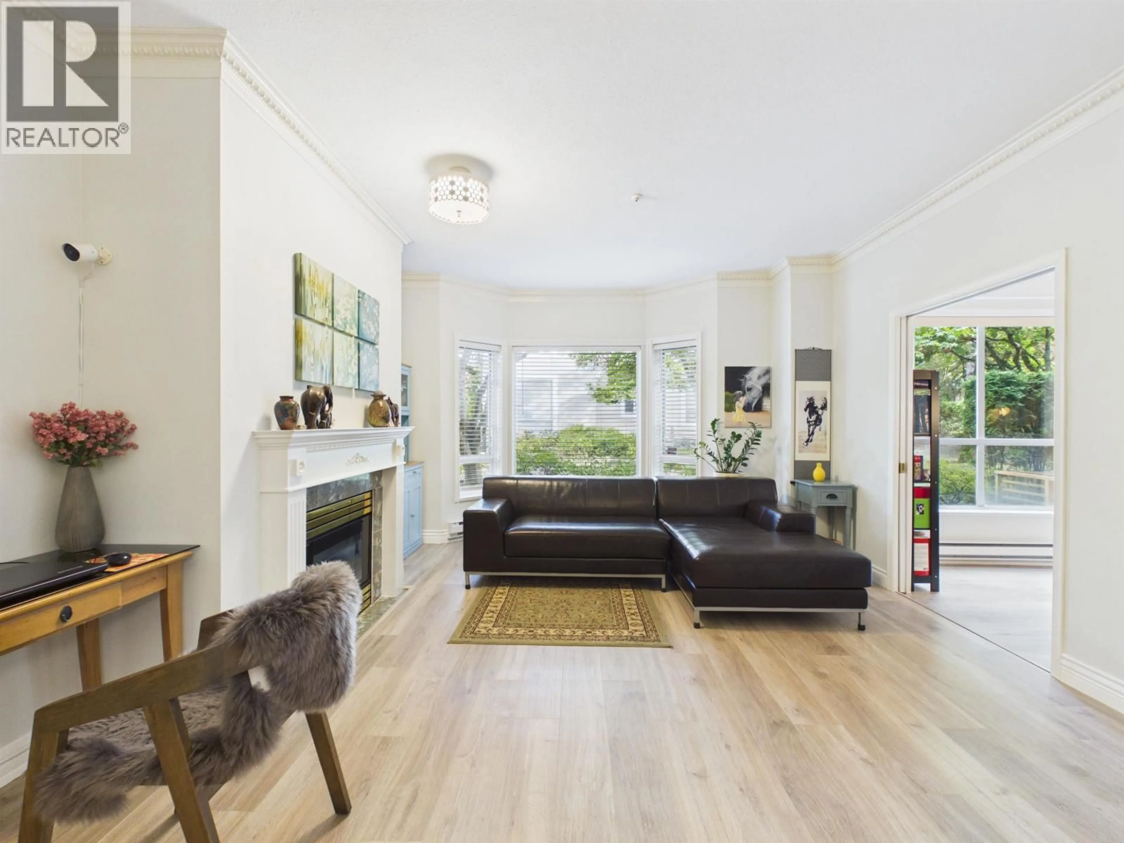 Living room with furniture, wood/laminate floor for 414 - 5262 OAKMOUNT CRESCENT, Burnaby British Columbia V5H4R7