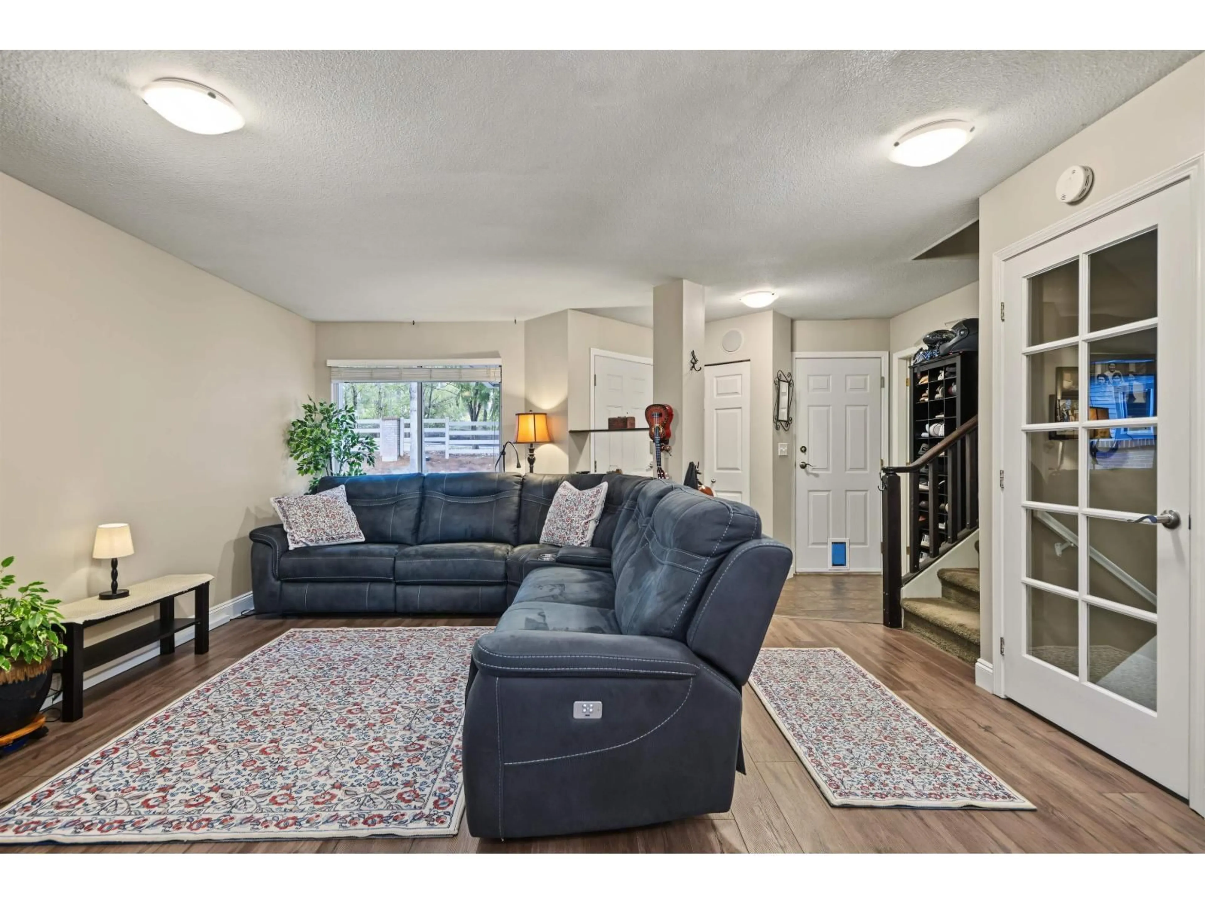 Living room with furniture, unknown for 512 - 13900 HYLAND ROAD, Surrey British Columbia V3W2C3