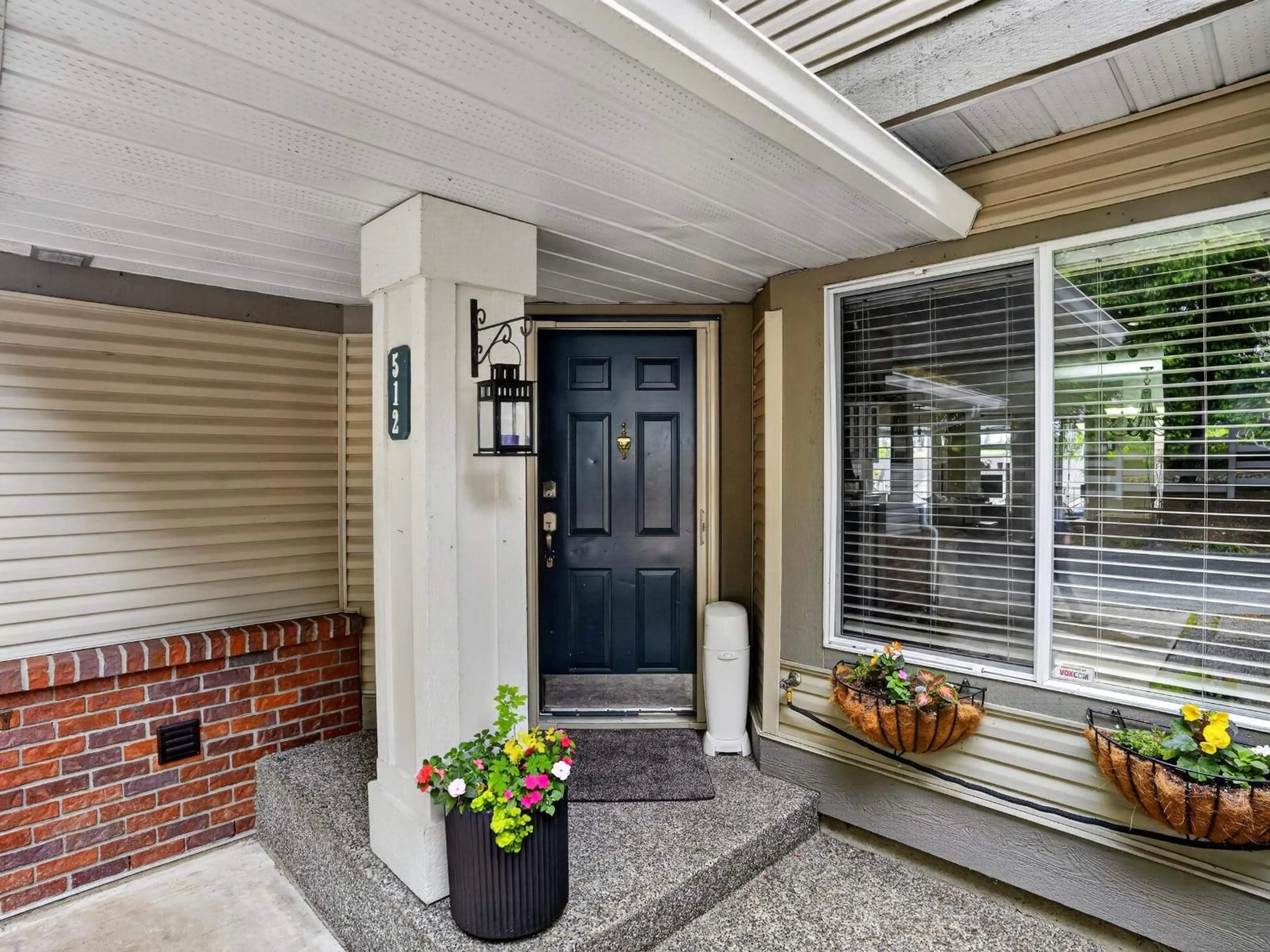 Indoor entryway for 512 - 13900 HYLAND ROAD, Surrey British Columbia V3W2C3