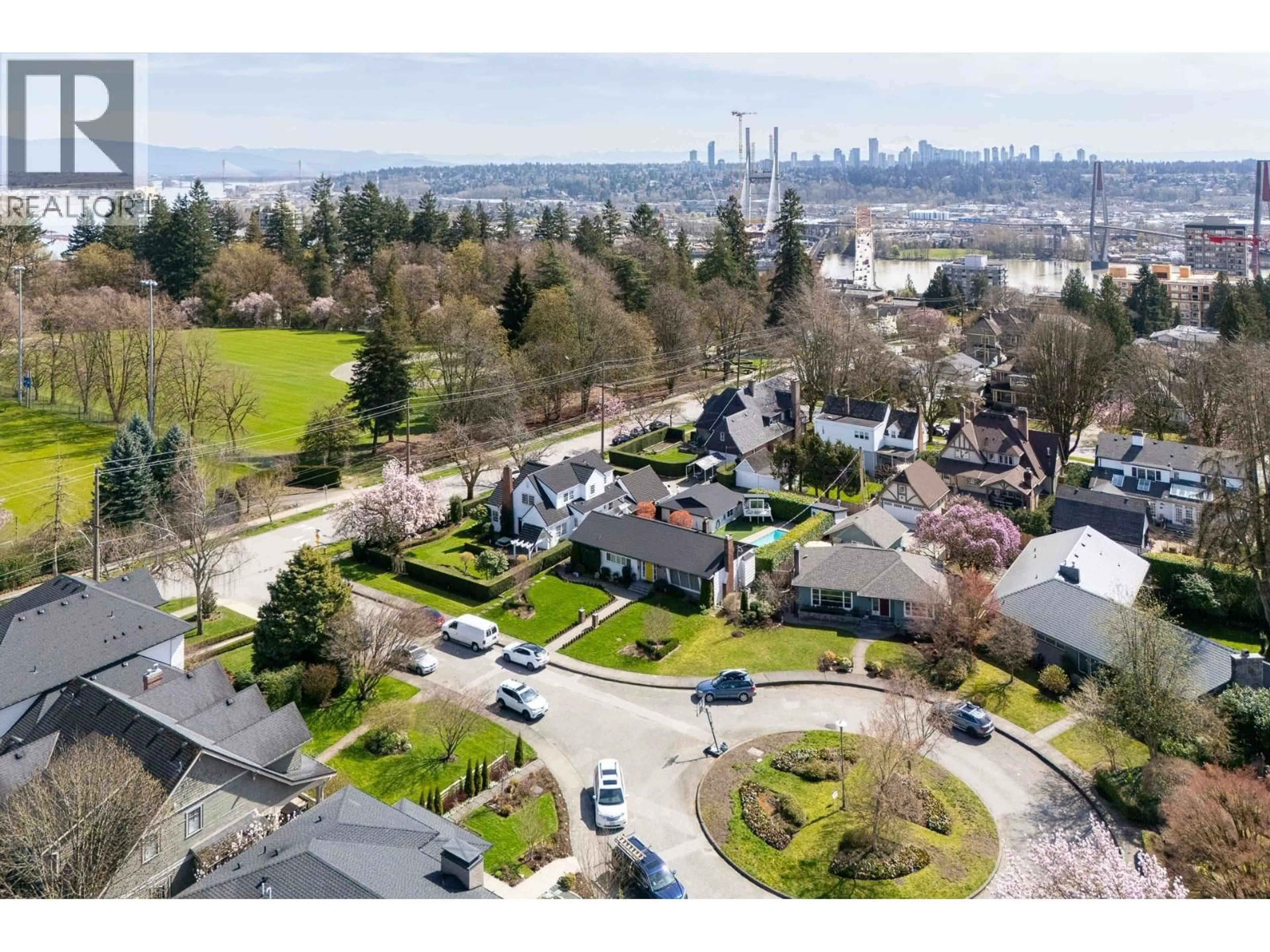 A pic from outside/outdoor area/front of a property/back of a property/a pic from drone, mountain view for 106 COLLEGE COURT, New Westminster British Columbia V3L1K9
