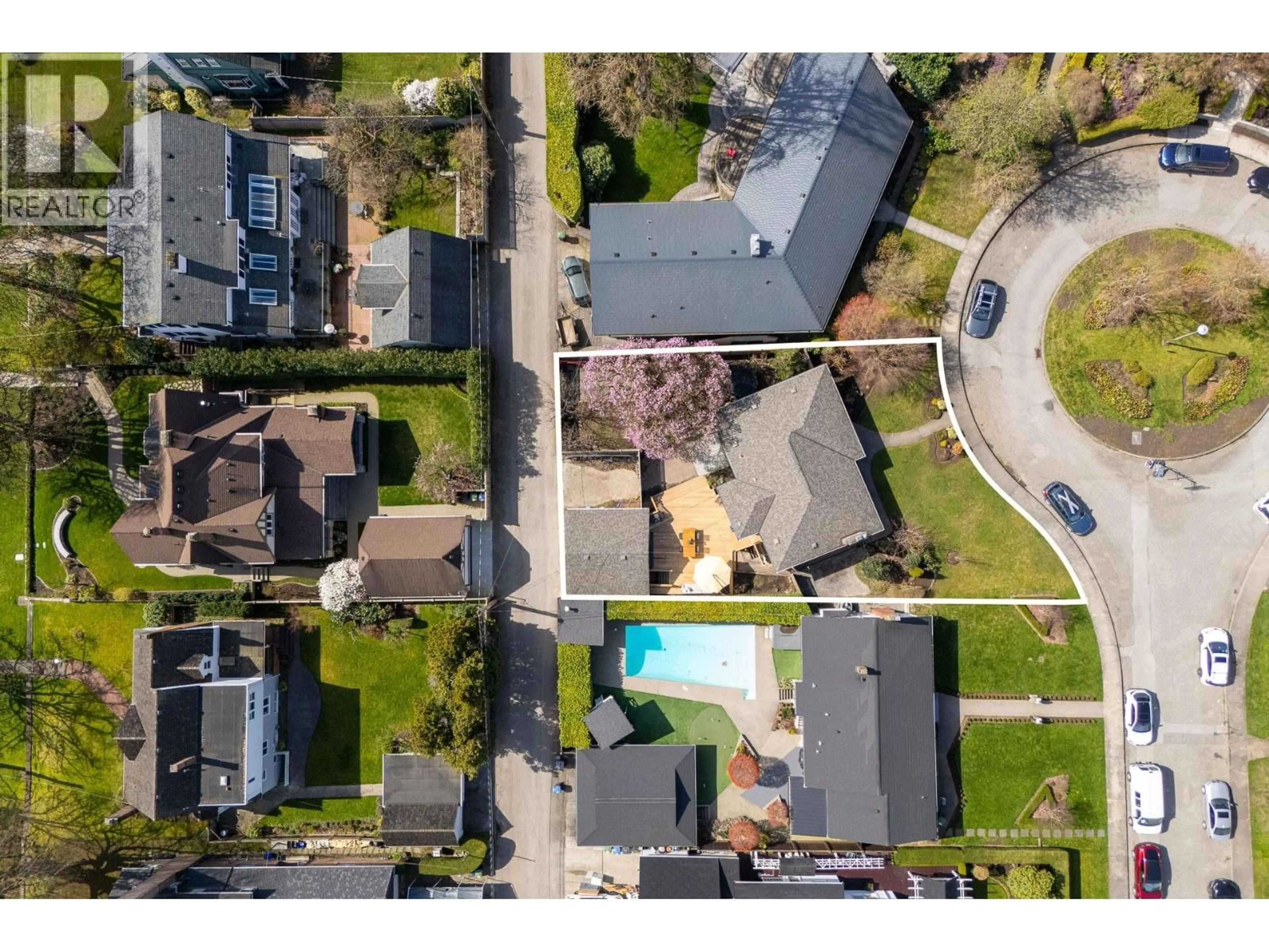 A pic from outside/outdoor area/front of a property/back of a property/a pic from drone, street for 106 COLLEGE COURT, New Westminster British Columbia V3L1K9