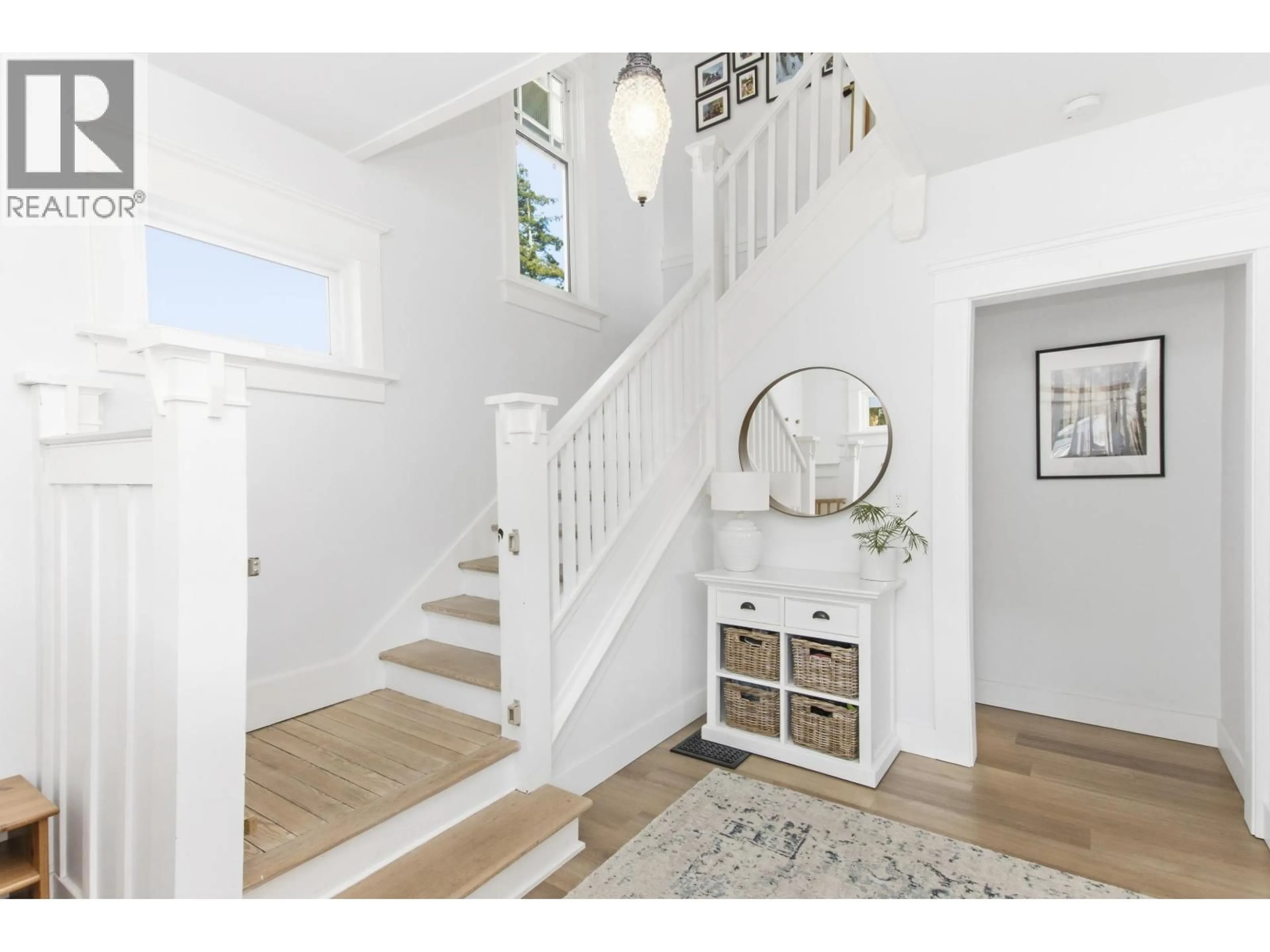 Indoor entryway for 38054 FIFTH AVENUE, Squamish British Columbia V8B0B6