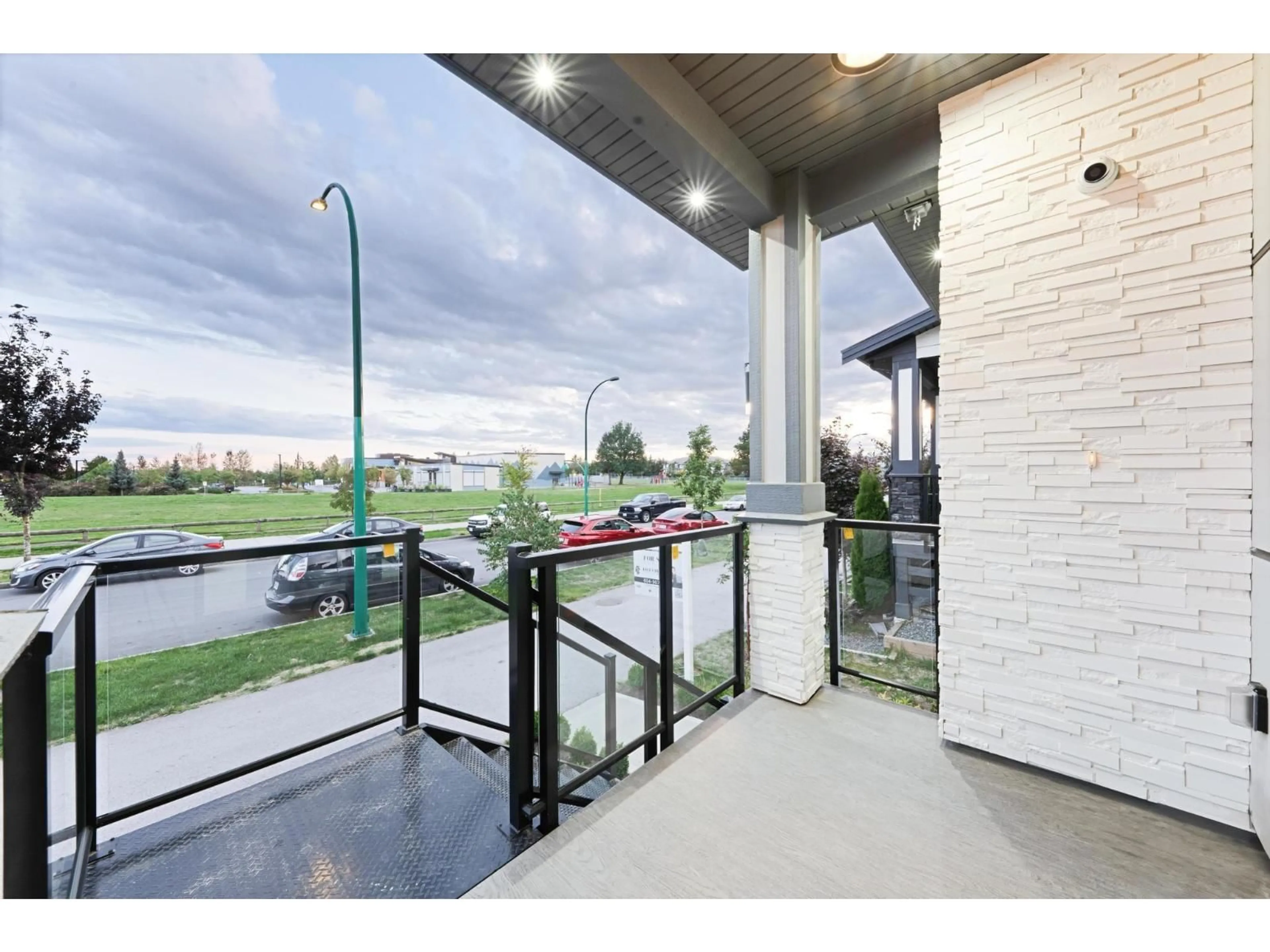 Indoor foyer for 19433 70 AVENUE, Surrey British Columbia V4N1N2