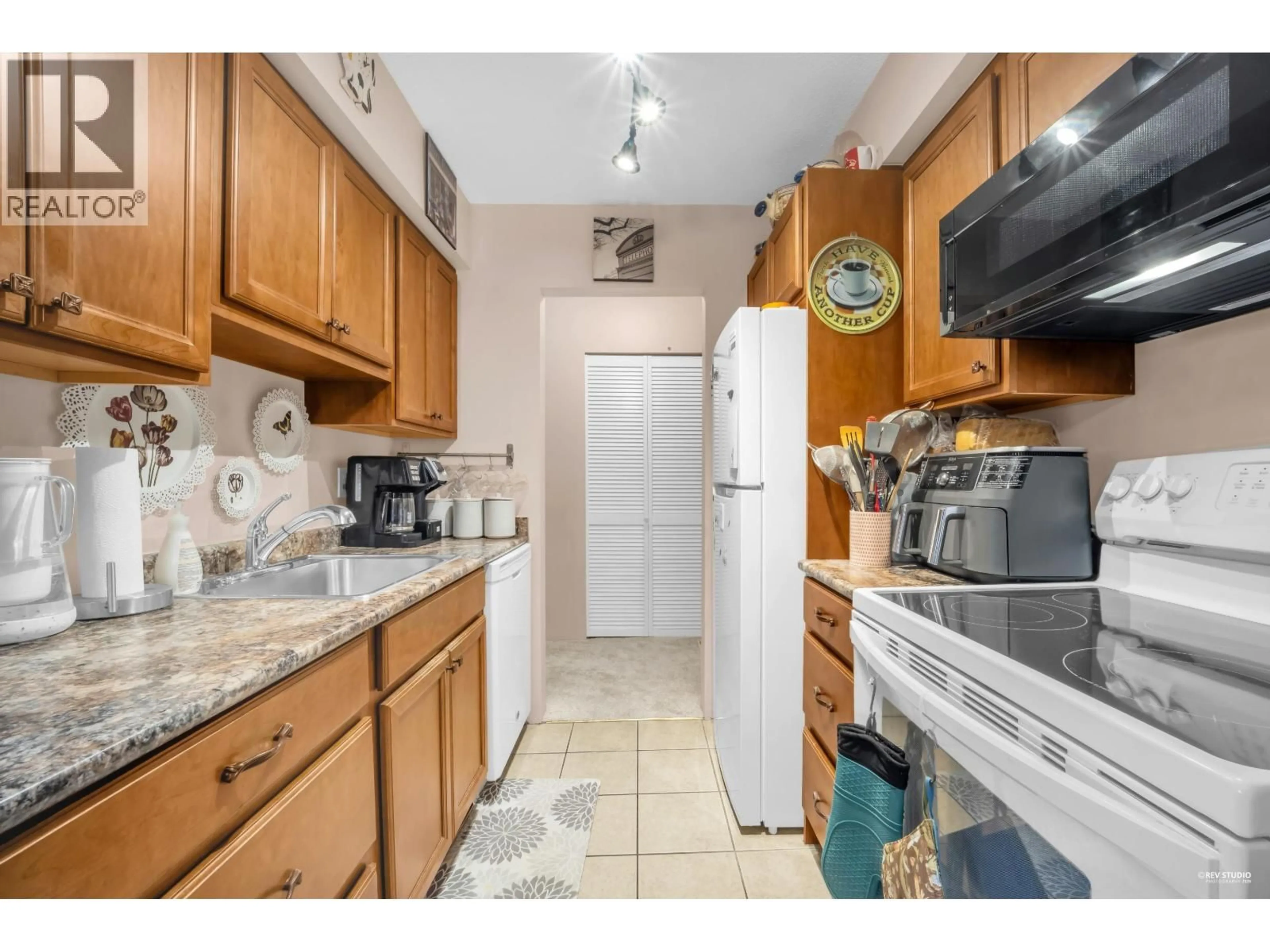 Standard kitchen, unknown for 4941 LOUGHEED HIGHWAY, Burnaby British Columbia V5B4S6
