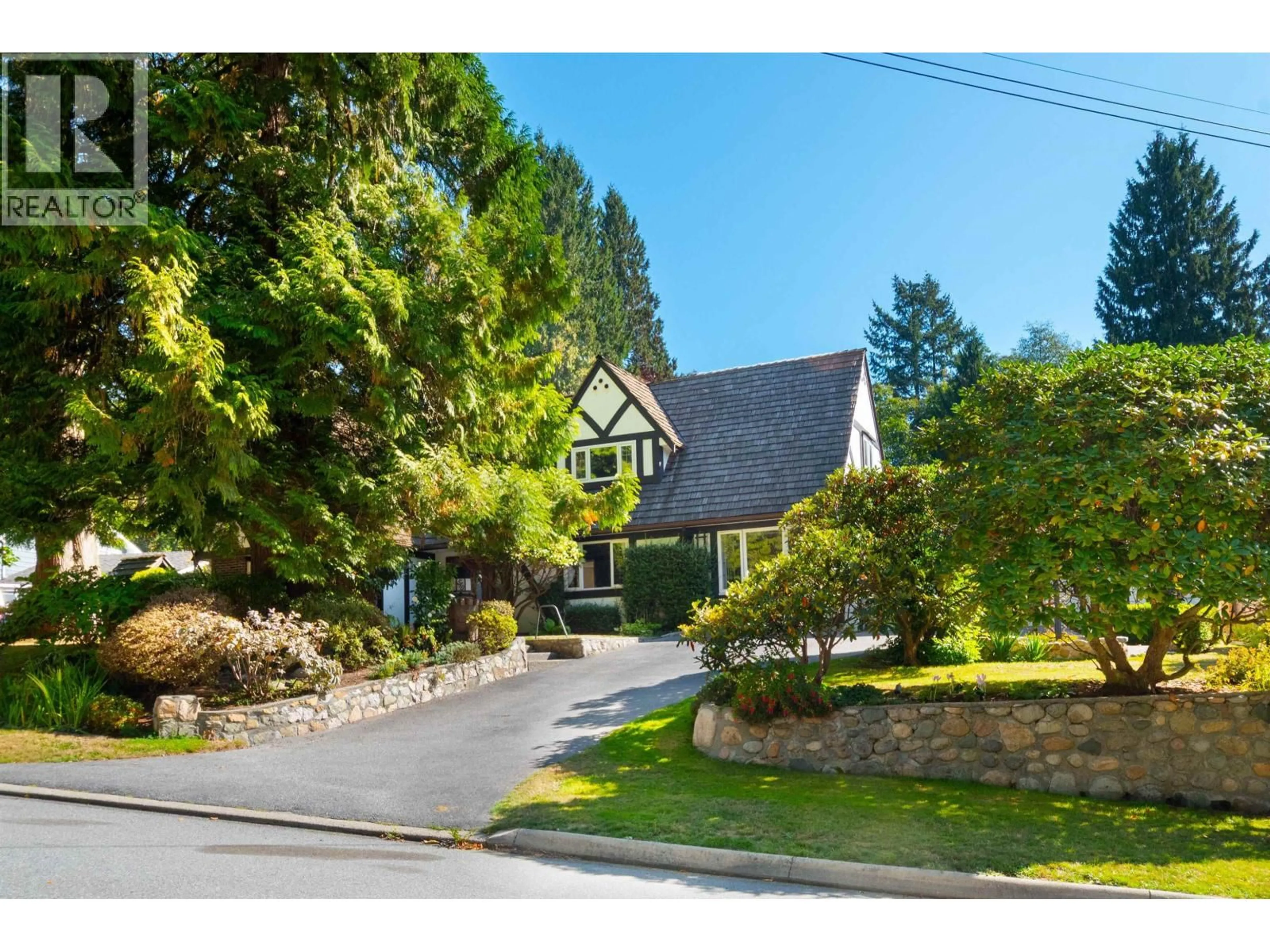 A pic from outside/outdoor area/front of a property/back of a property/a pic from drone, street for 510 EVERGREEN PLACE, North Vancouver British Columbia V7N2Z2