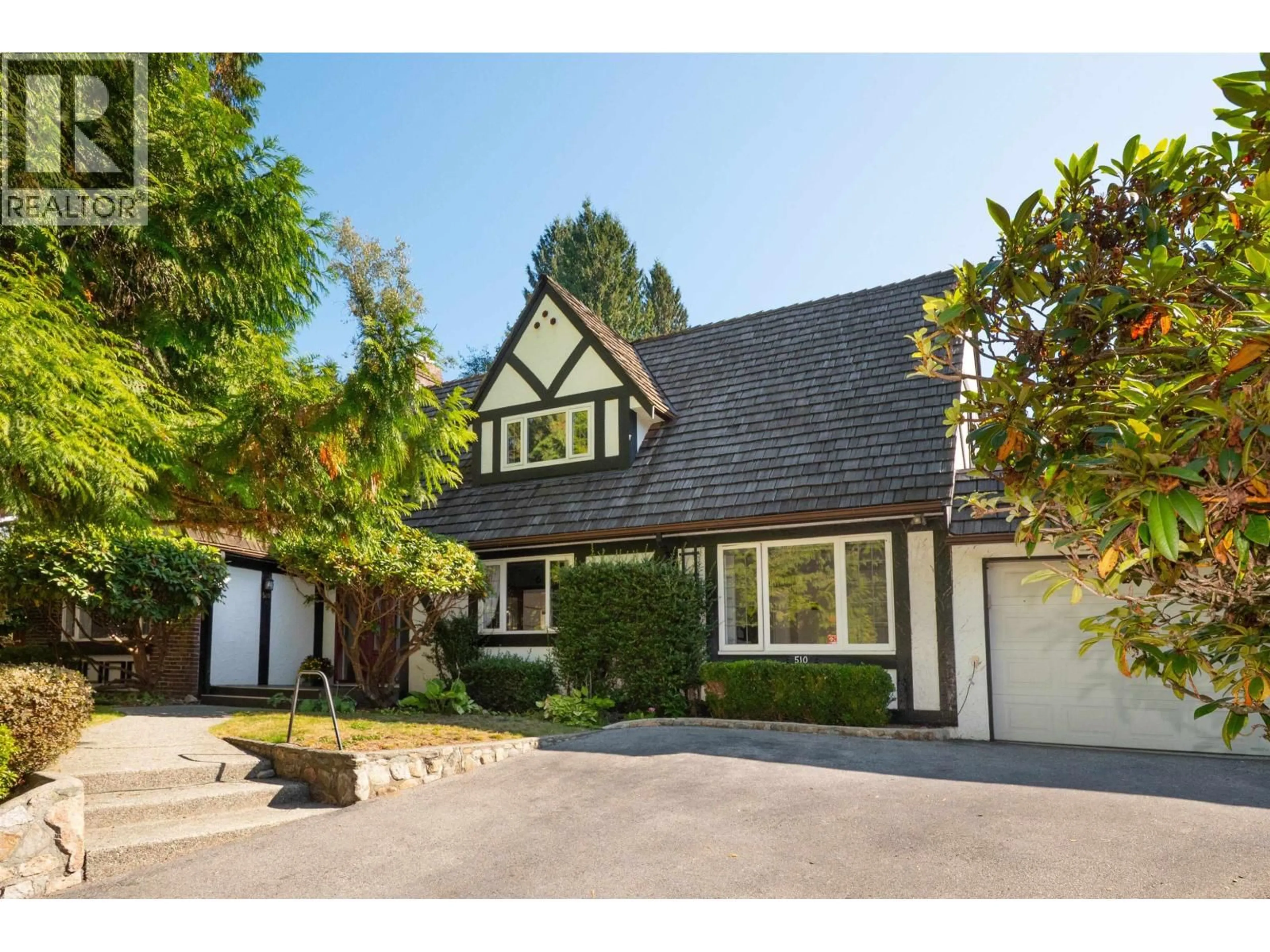 Home with vinyl exterior material, street for 510 EVERGREEN PLACE, North Vancouver British Columbia V7N2Z2