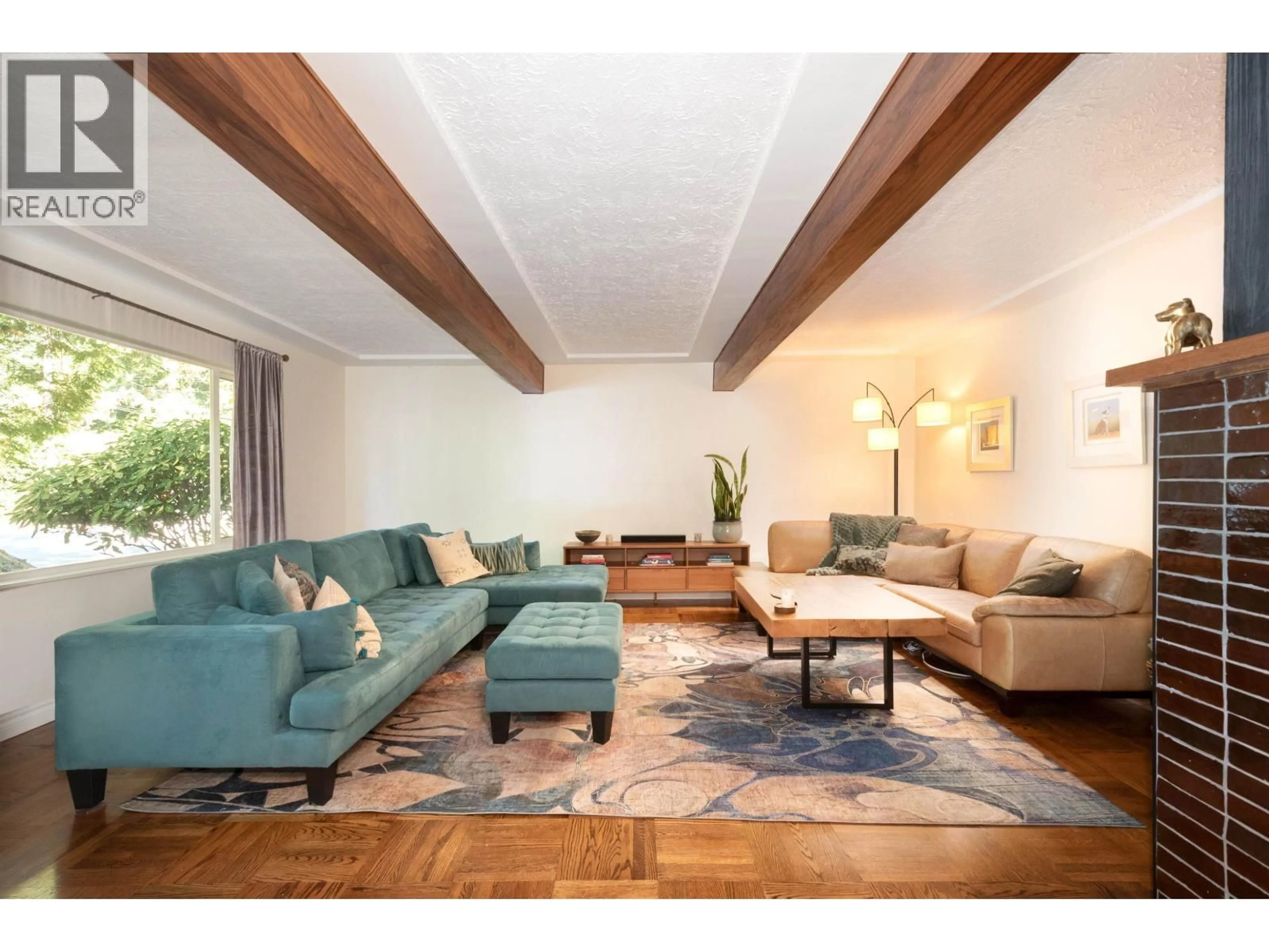 Living room with furniture, wood/laminate floor for 510 EVERGREEN PLACE, North Vancouver British Columbia V7N2Z2