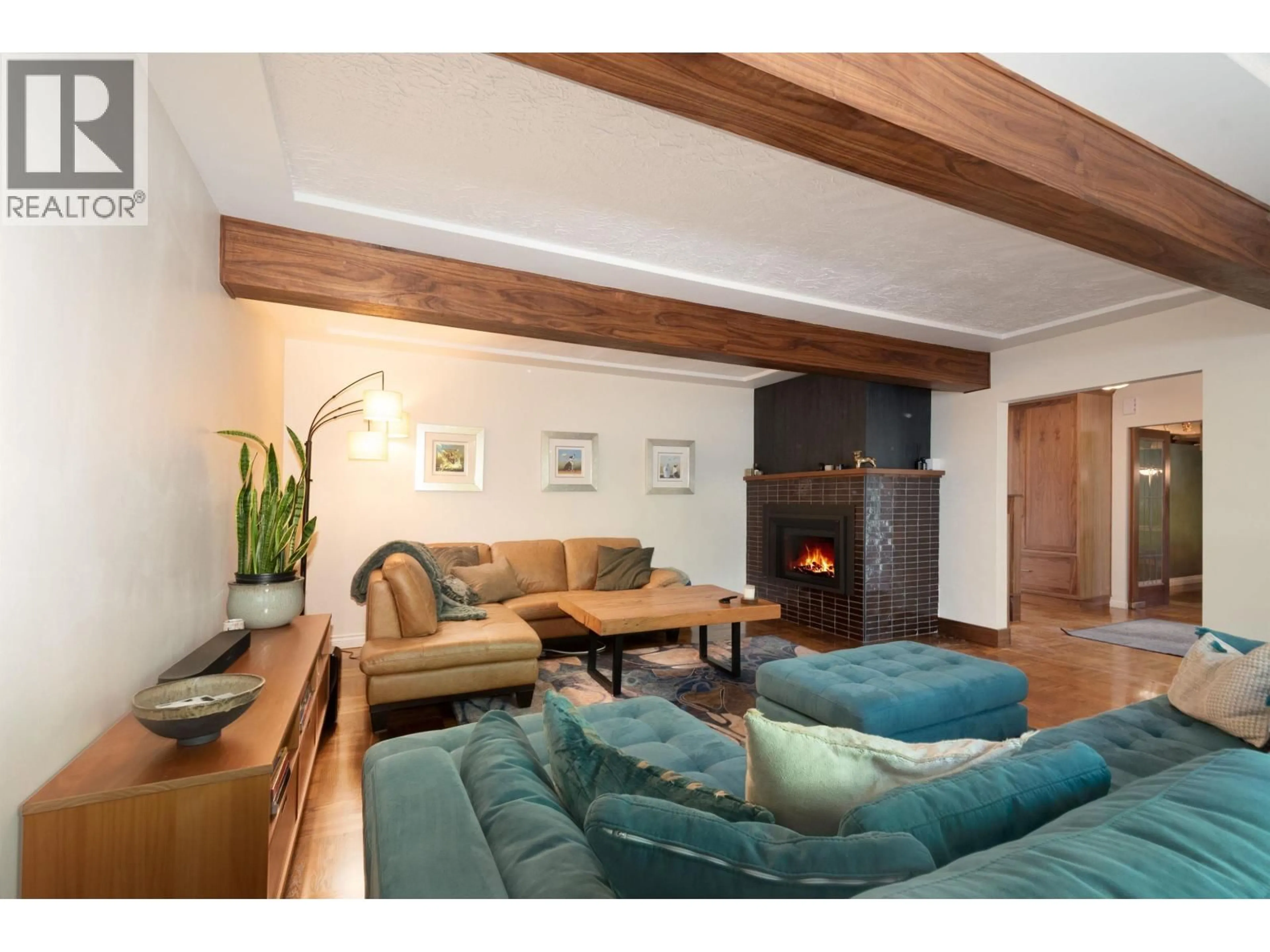 Living room with furniture, wood/laminate floor for 510 EVERGREEN PLACE, North Vancouver British Columbia V7N2Z2