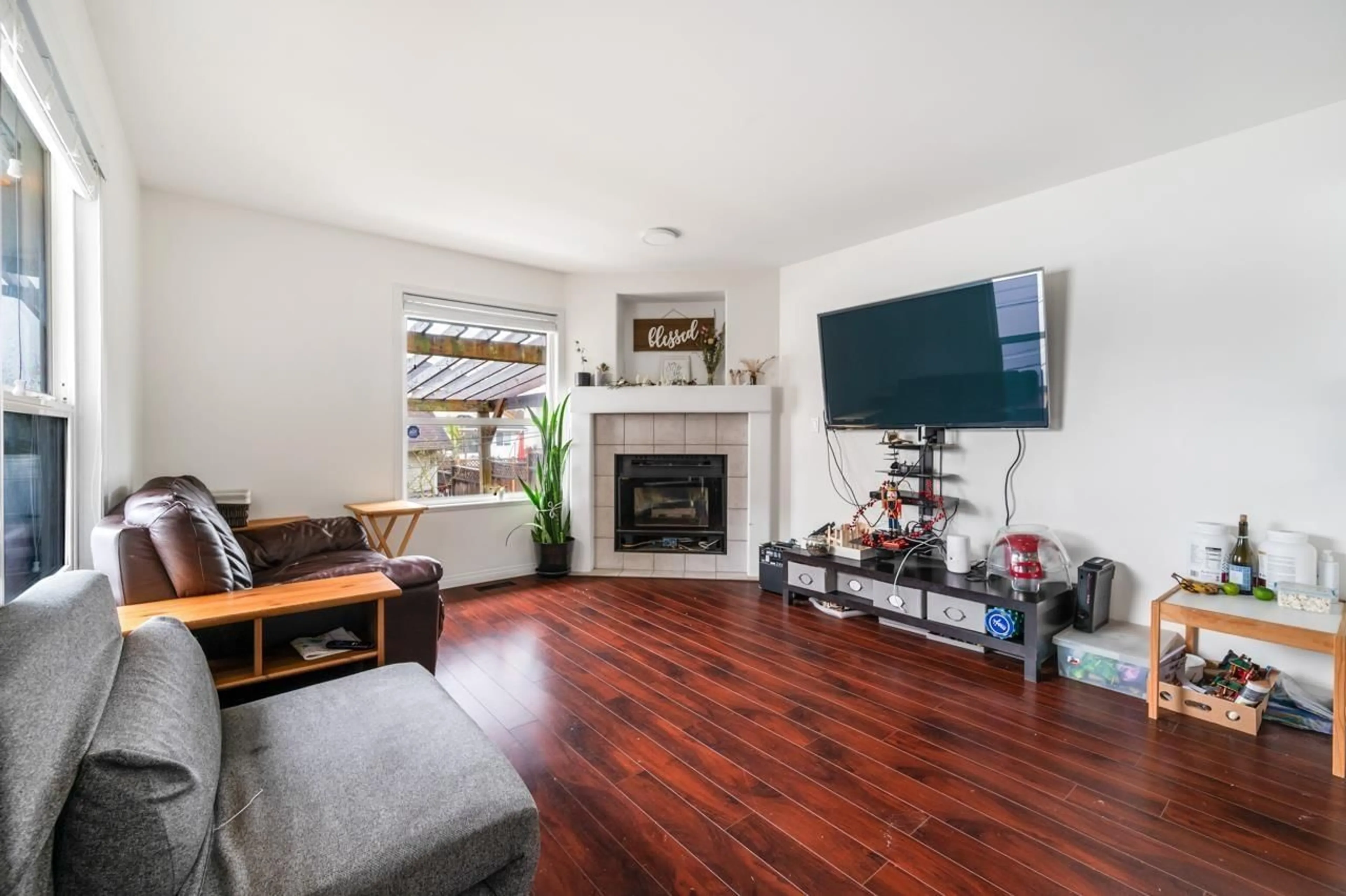 Living room with furniture, wood/laminate floor for 15476 110TH AVENUE, Surrey British Columbia V3R0X1