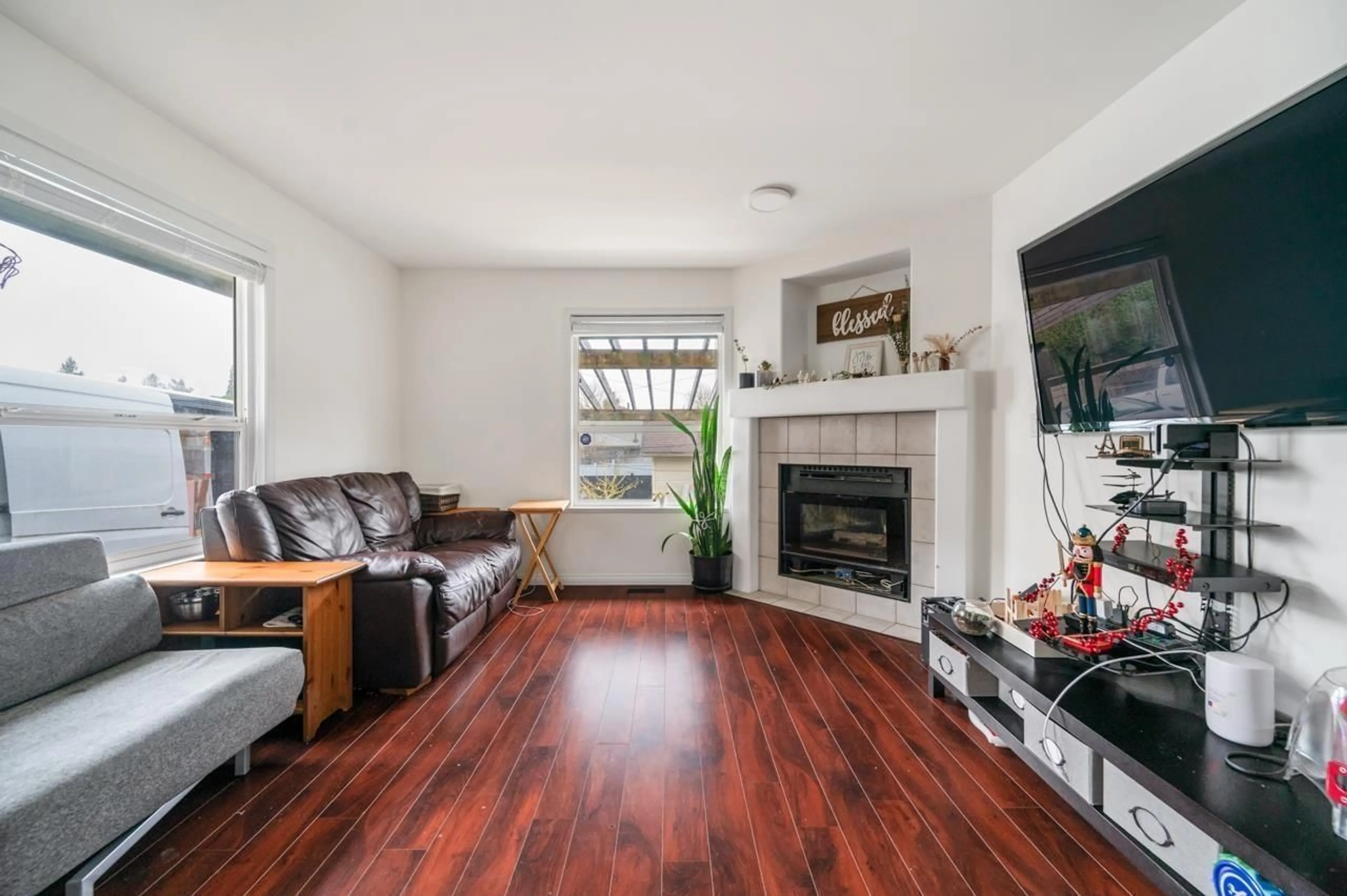 Living room with furniture, wood/laminate floor for 15476 110TH AVENUE, Surrey British Columbia V3R0X1