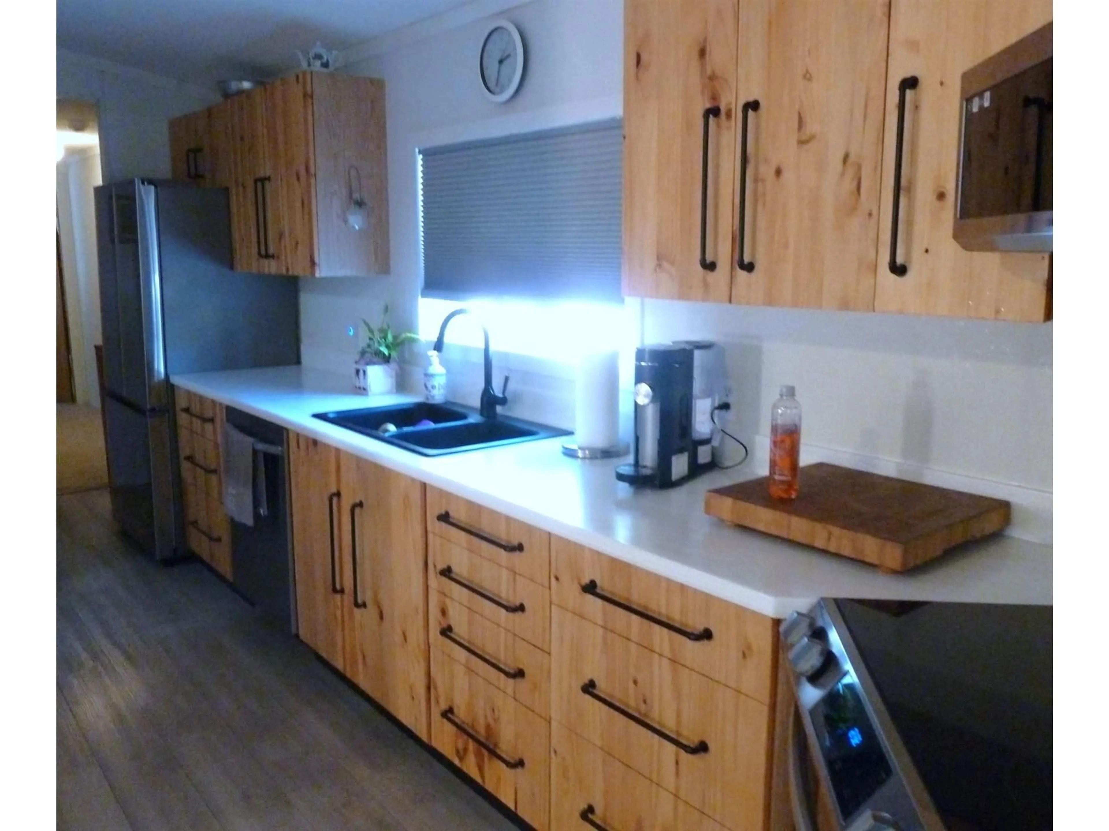 Standard kitchen, wood/laminate floor for 2103 TYNE PLACE, Surrey British Columbia V4A5K6