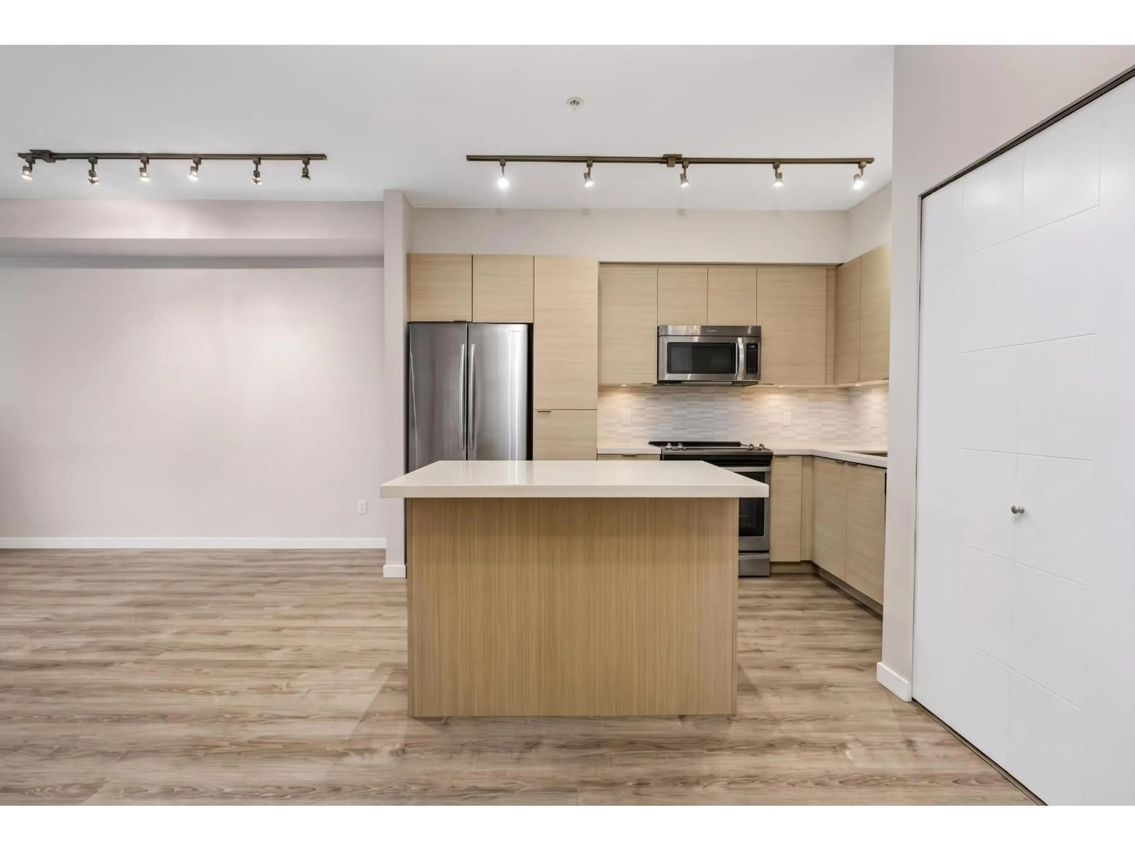 Open concept kitchen, unknown for 107 - 19201 66A AVENUE, Surrey British Columbia V4N6N7
