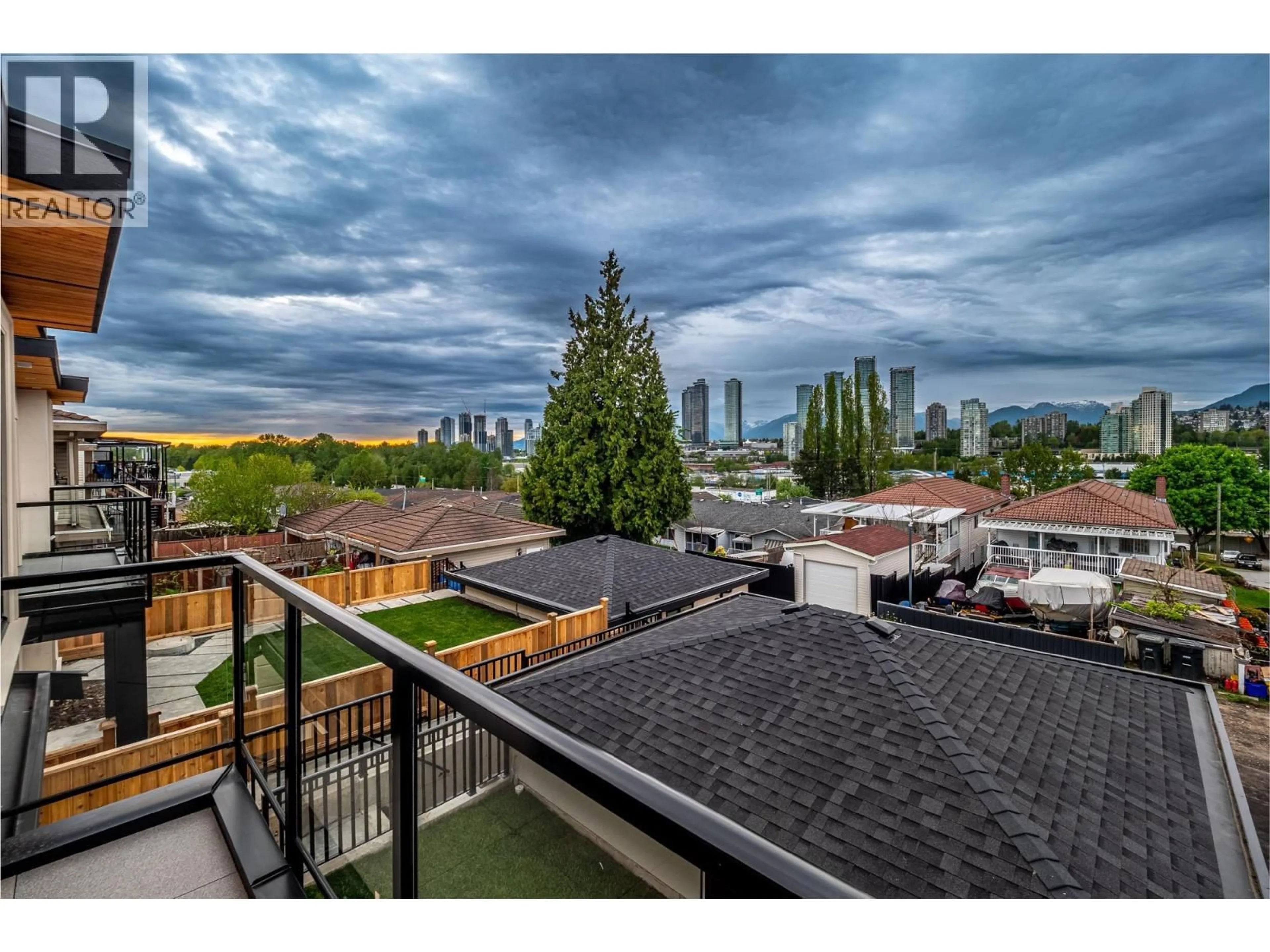 A pic from outside/outdoor area/front of a property/back of a property/a pic from drone, city buildings view from balcony for 3087 ROYAL OAK AVENUE, Burnaby British Columbia V5G4H5