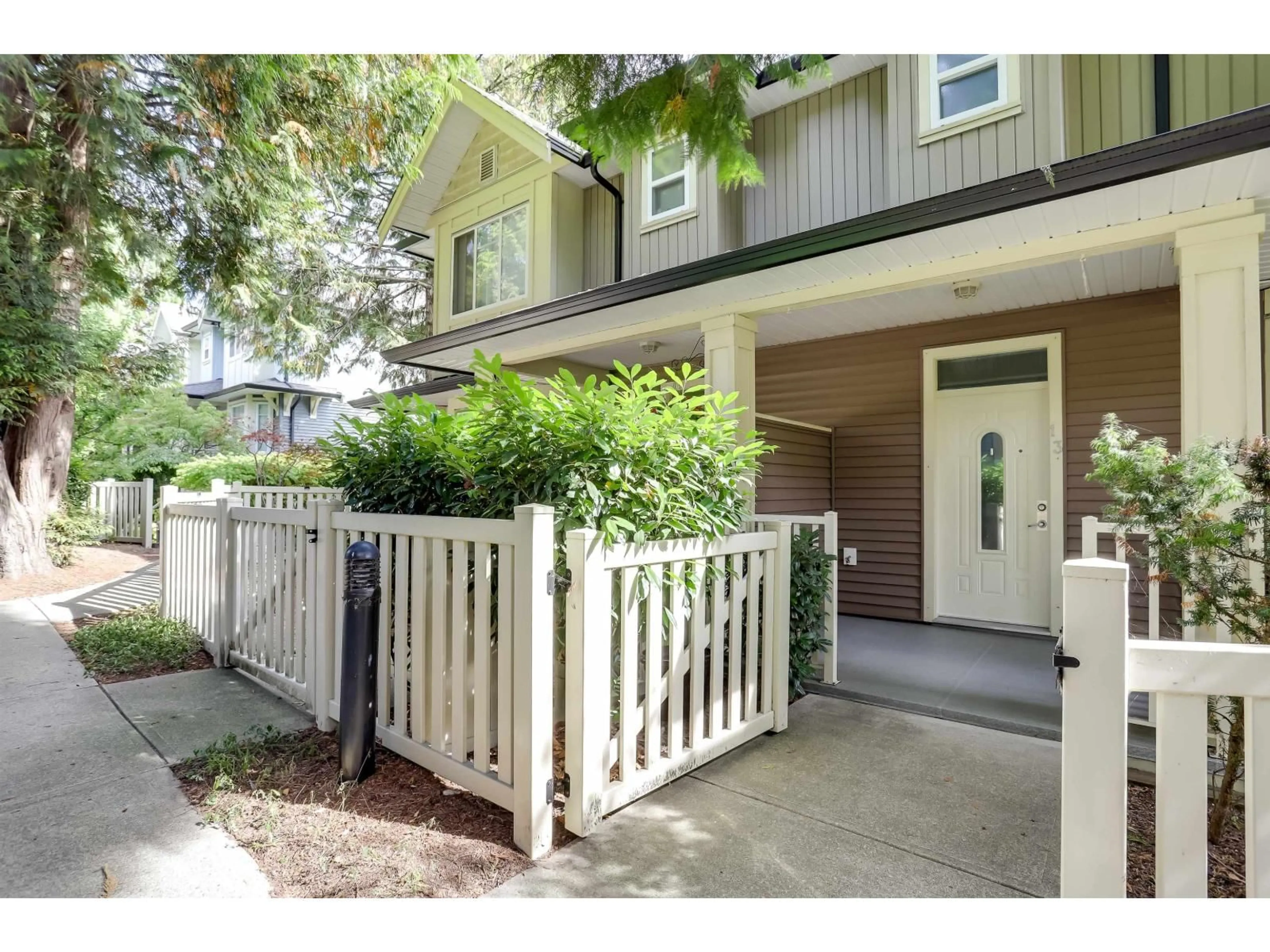 Indoor entryway for 13 - 6575 192 STREET, Surrey British Columbia V4N5T8