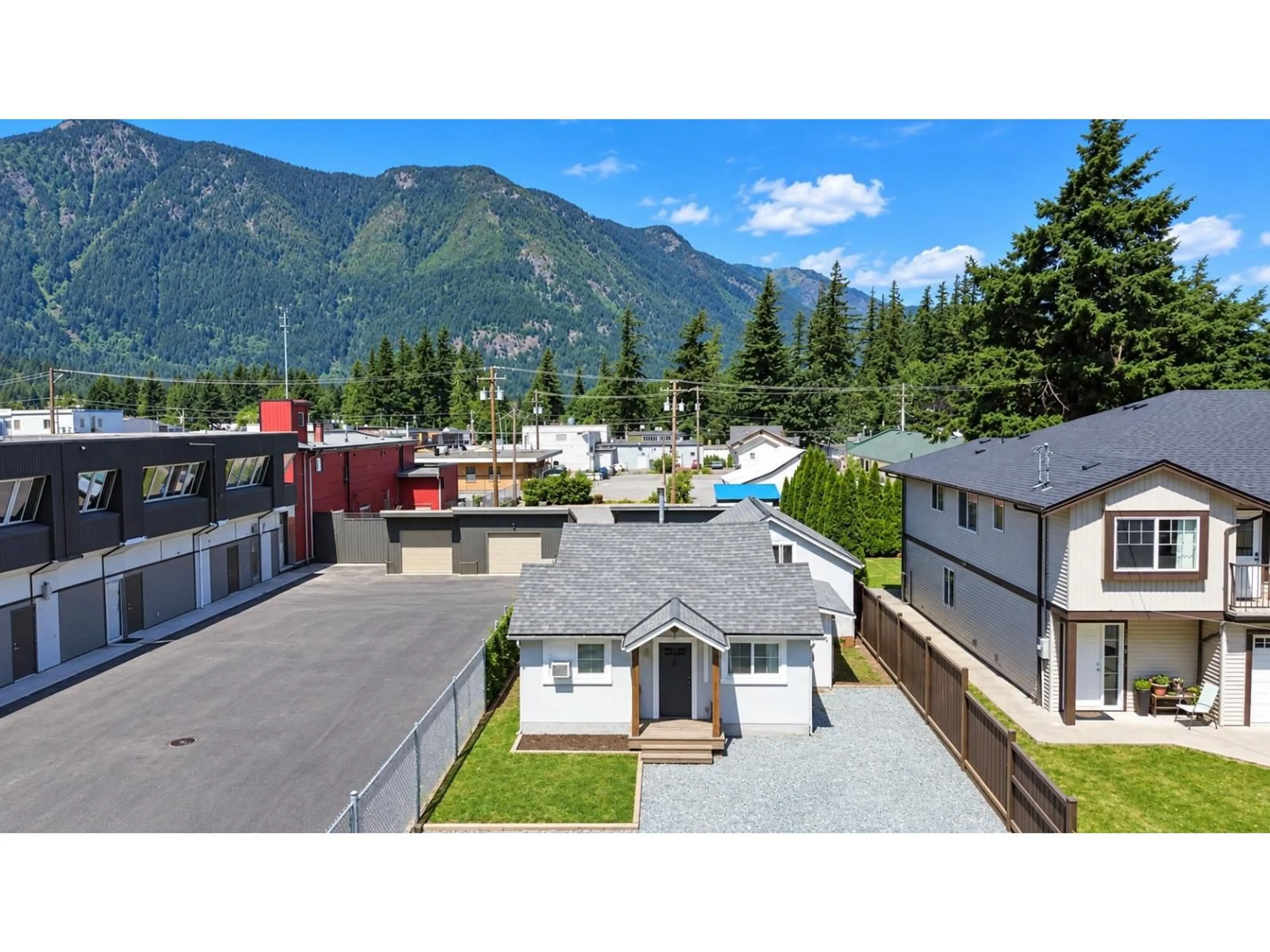 A pic from outside/outdoor area/front of a property/back of a property/a pic from drone, mountain view for 325 HUDSON BAY STREET, Hope British Columbia V0X1L0