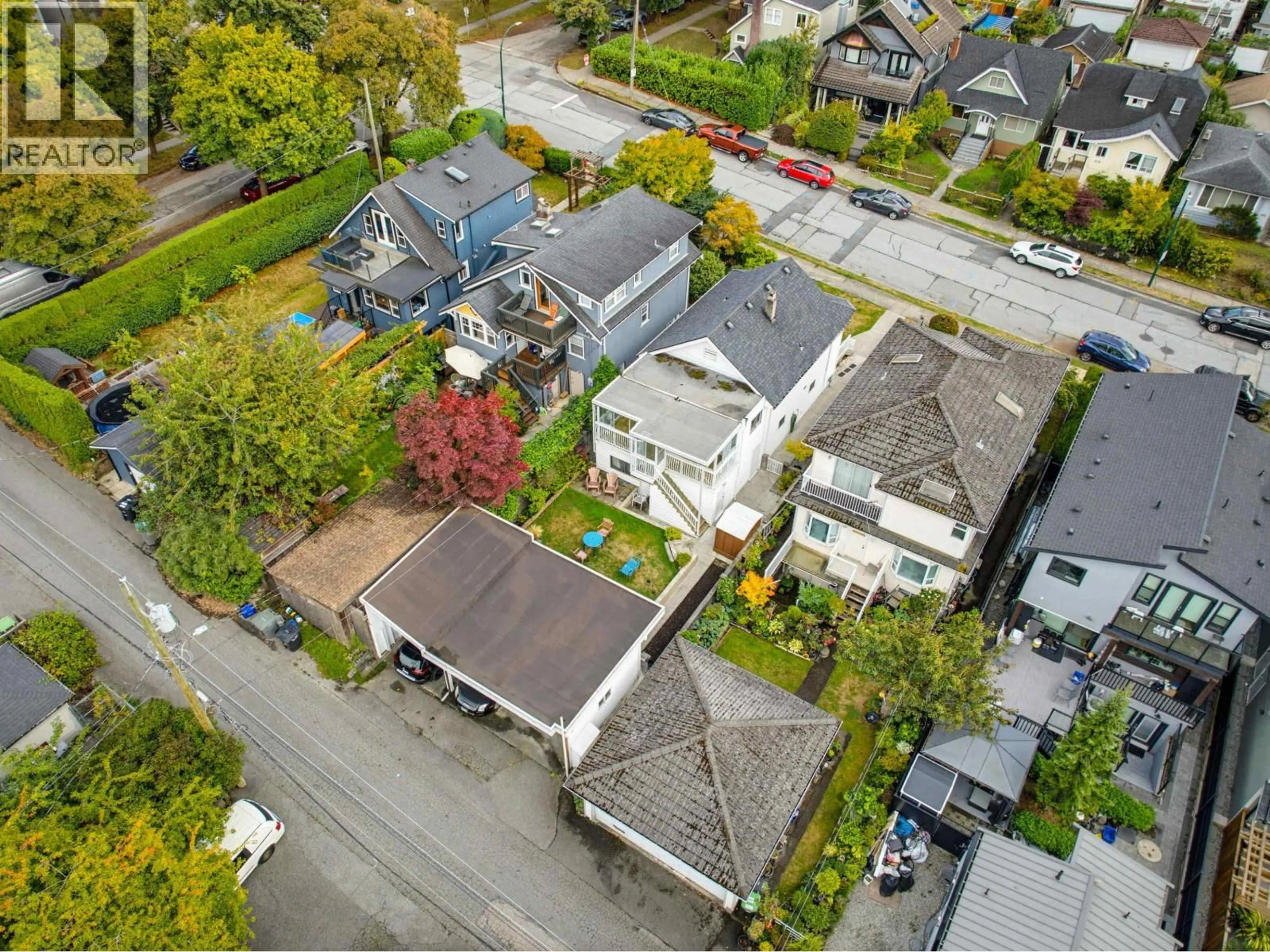 A pic from outside/outdoor area/front of a property/back of a property/a pic from drone, street for 3587 TRIUMPH STREET, Vancouver British Columbia V5K1V2