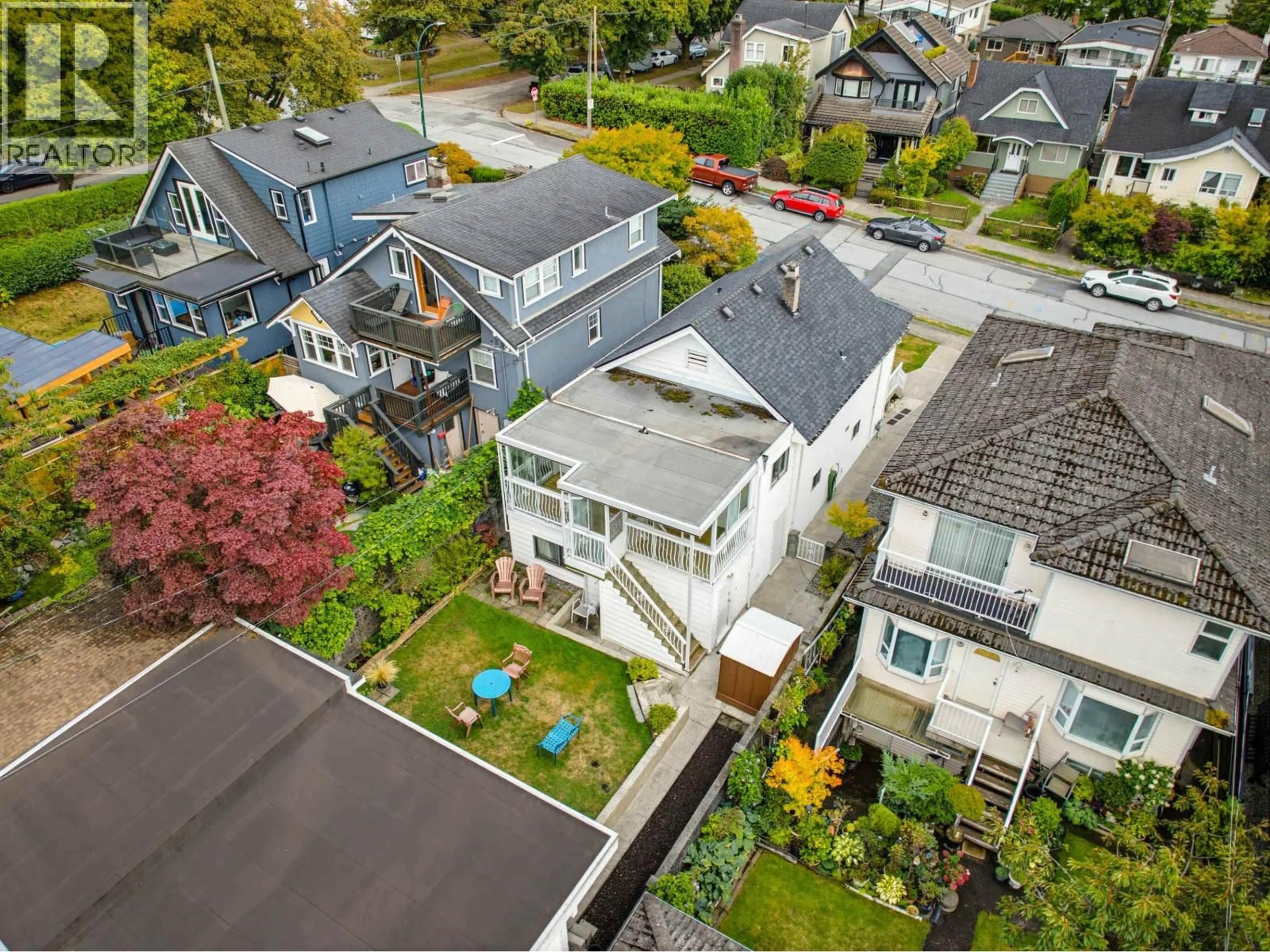 A pic from outside/outdoor area/front of a property/back of a property/a pic from drone, street for 3587 TRIUMPH STREET, Vancouver British Columbia V5K1V2
